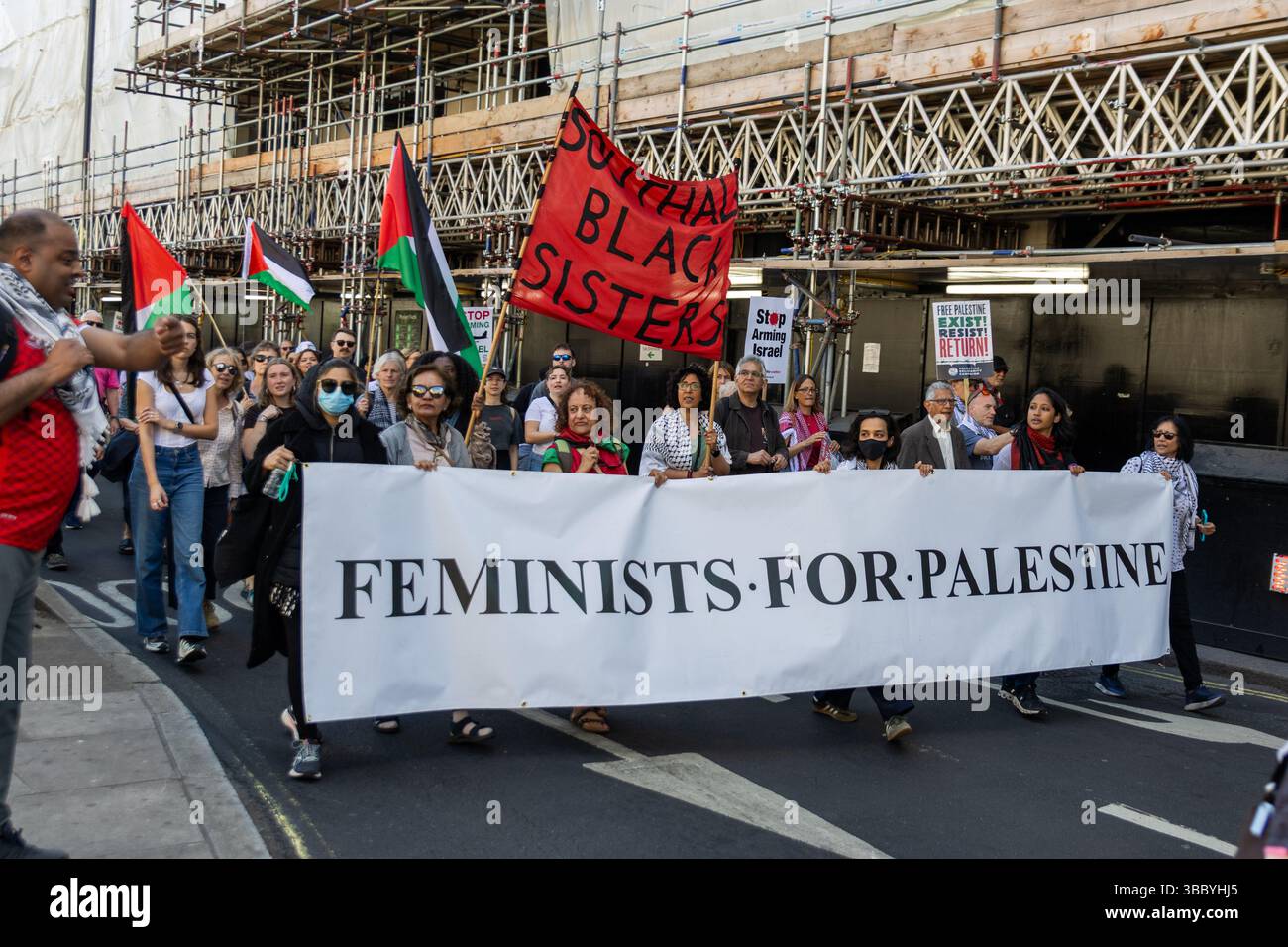 PSC et d'autres groupes pro-palestiniens ont organisé une marche pro-Palestine qui a commencé à Embankment et s'est terminée au 10 Downing Street. Banque D'Images