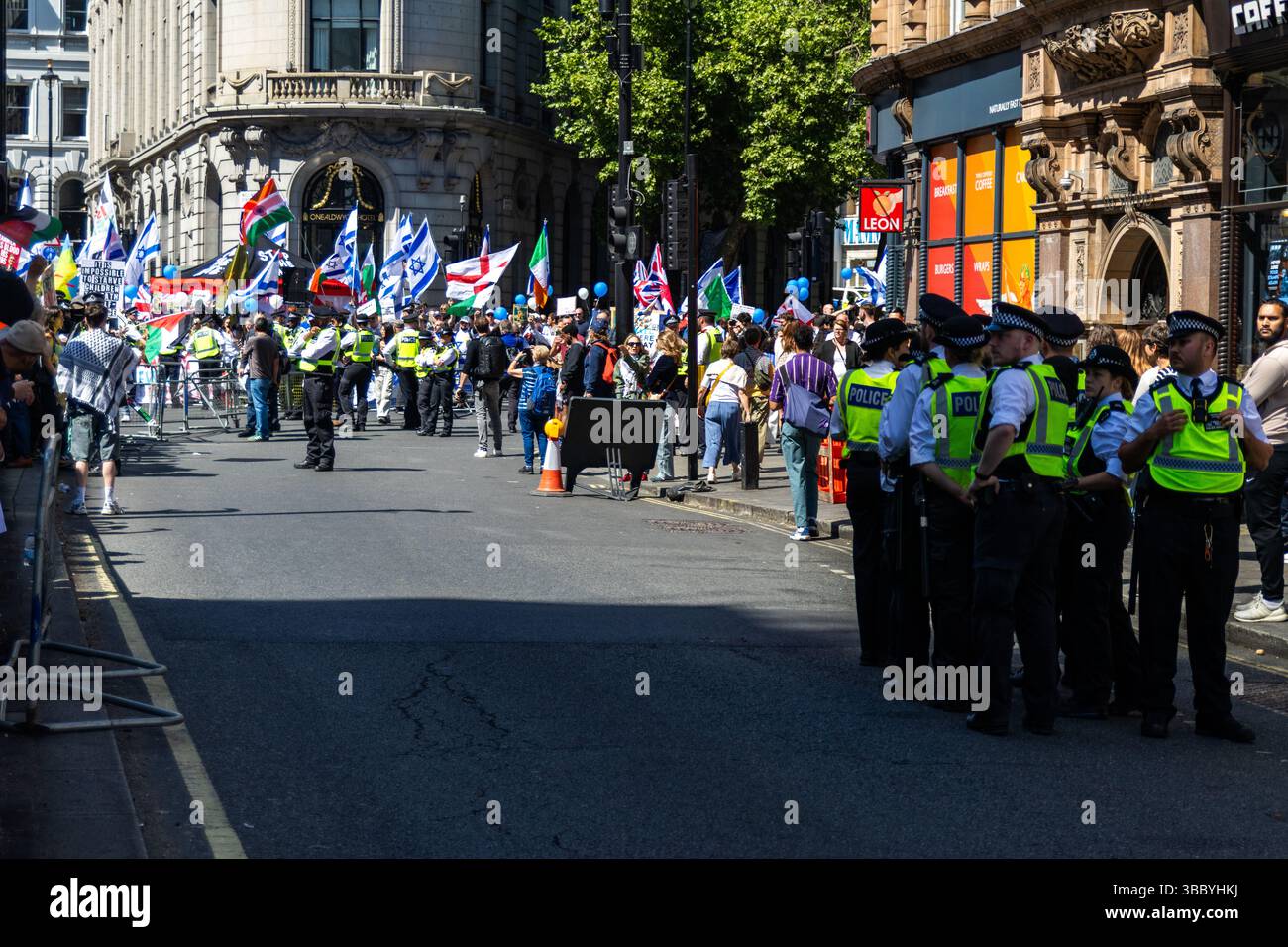 PSC et d'autres groupes pro-palestiniens ont organisé une marche pro-Palestine qui a commencé à Embankment et s'est terminée au 10 Downing Street. Banque D'Images