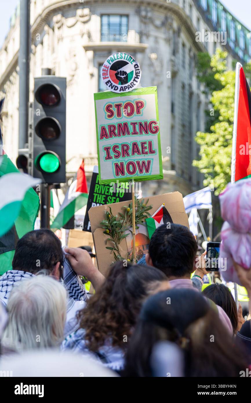 PSC et d'autres groupes pro-palestiniens ont organisé une marche pro-Palestine qui a commencé à Embankment et s'est terminée au 10 Downing Street. Banque D'Images