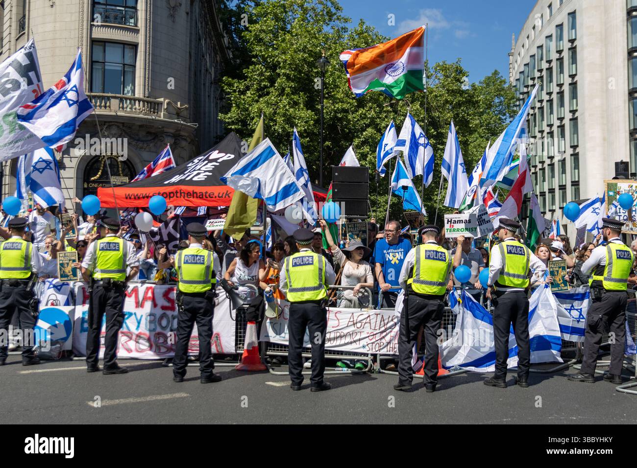 PSC et d'autres groupes pro-palestiniens ont organisé une marche pro-Palestine qui a commencé à Embankment et s'est terminée au 10 Downing Street. Banque D'Images