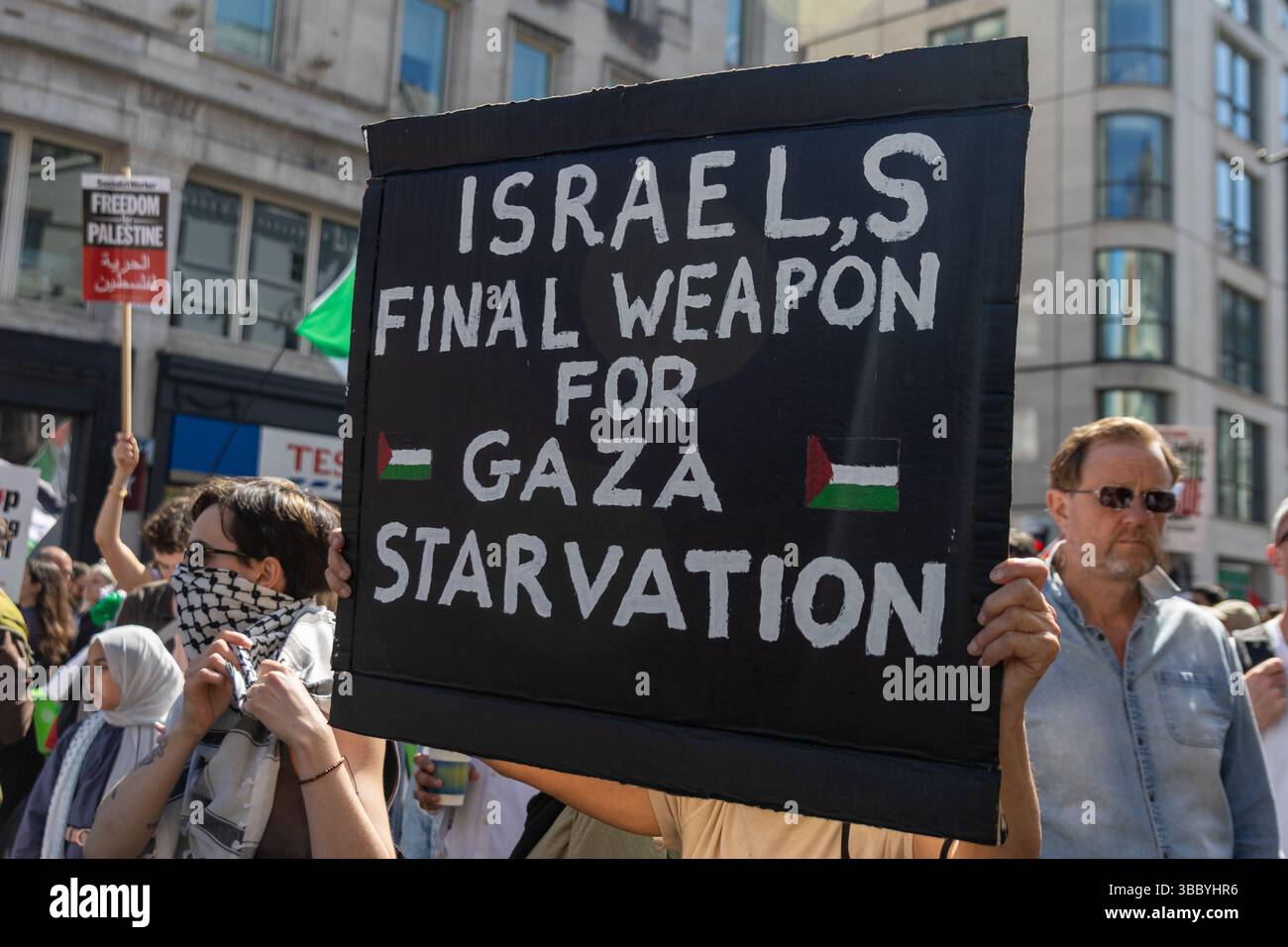 PSC et d'autres groupes pro-palestiniens ont organisé une marche pro-Palestine qui a commencé à Embankment et s'est terminée au 10 Downing Street. Banque D'Images