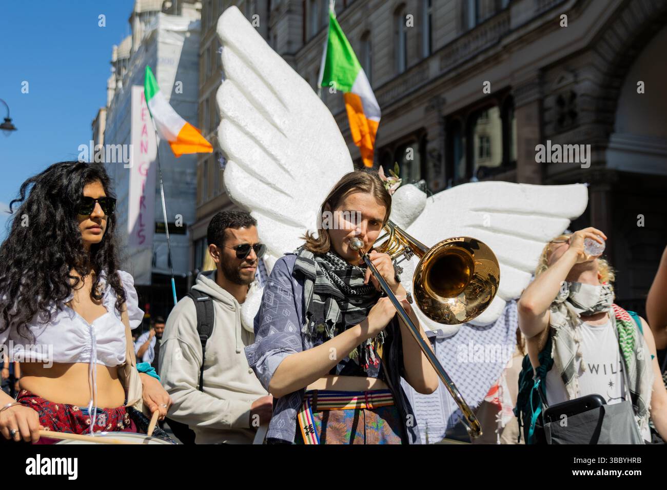 PSC et d'autres groupes pro-palestiniens ont organisé une marche pro-Palestine qui a commencé à Embankment et s'est terminée au 10 Downing Street. Banque D'Images
