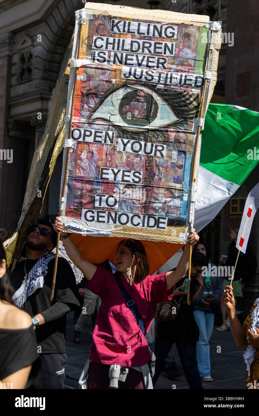 PSC et d'autres groupes pro-palestiniens ont organisé une marche pro-Palestine qui a commencé à Embankment et s'est terminée au 10 Downing Street. Banque D'Images