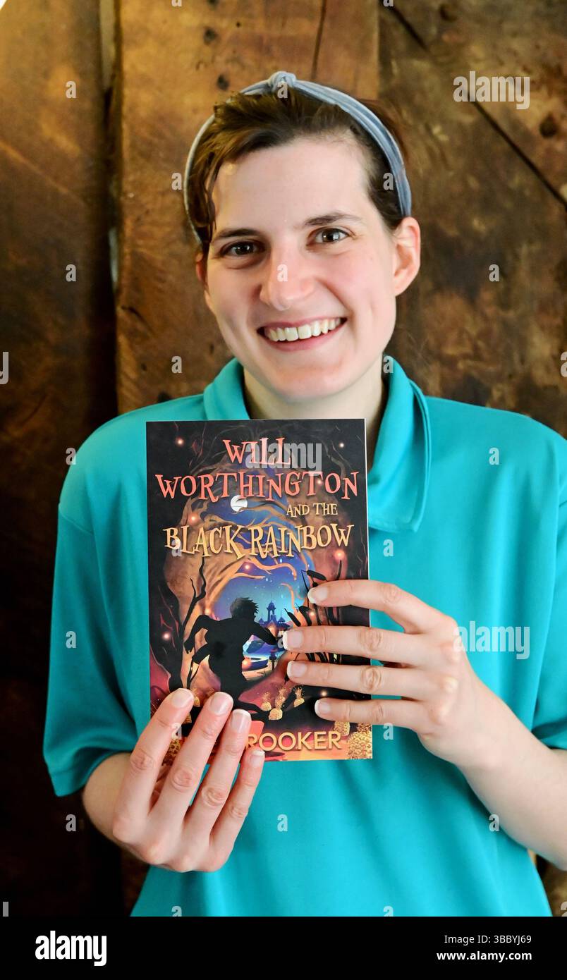 Rachael Brooker avec son livre auto-publié qui a pris 17 ans dans la réalisation, appelé Will Worthington and the Black Rainbow. Vous ne regarderez plus jamais les ananas de la même manière. Crédit photo : Robert Timoney/Alamy Live News Banque D'Images