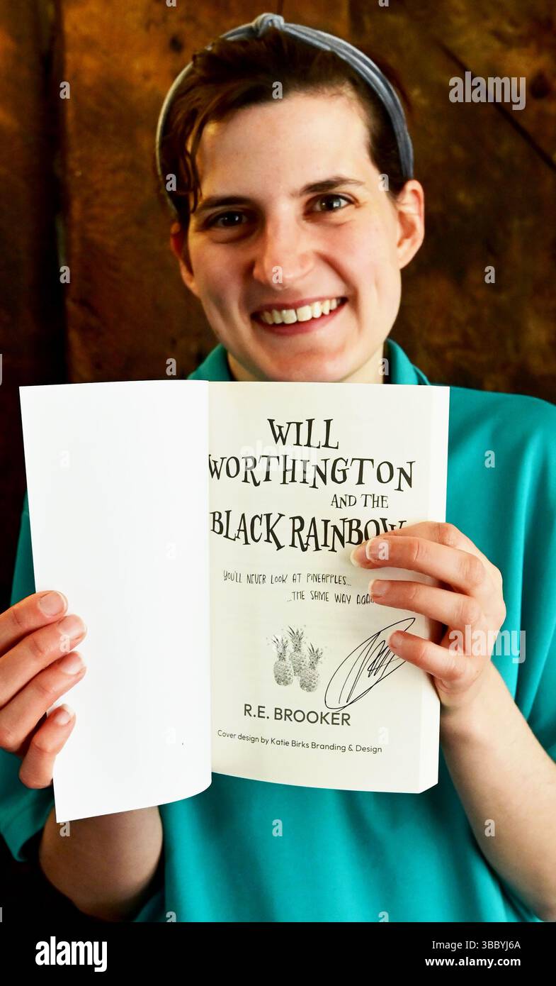 Rachael Brooker avec son livre auto-publié qui a pris 17 ans dans la réalisation, appelé Will Worthington and the Black Rainbow. Vous ne regarderez plus jamais les ananas de la même manière. Crédit photo : Robert Timoney/Alamy Live News Banque D'Images