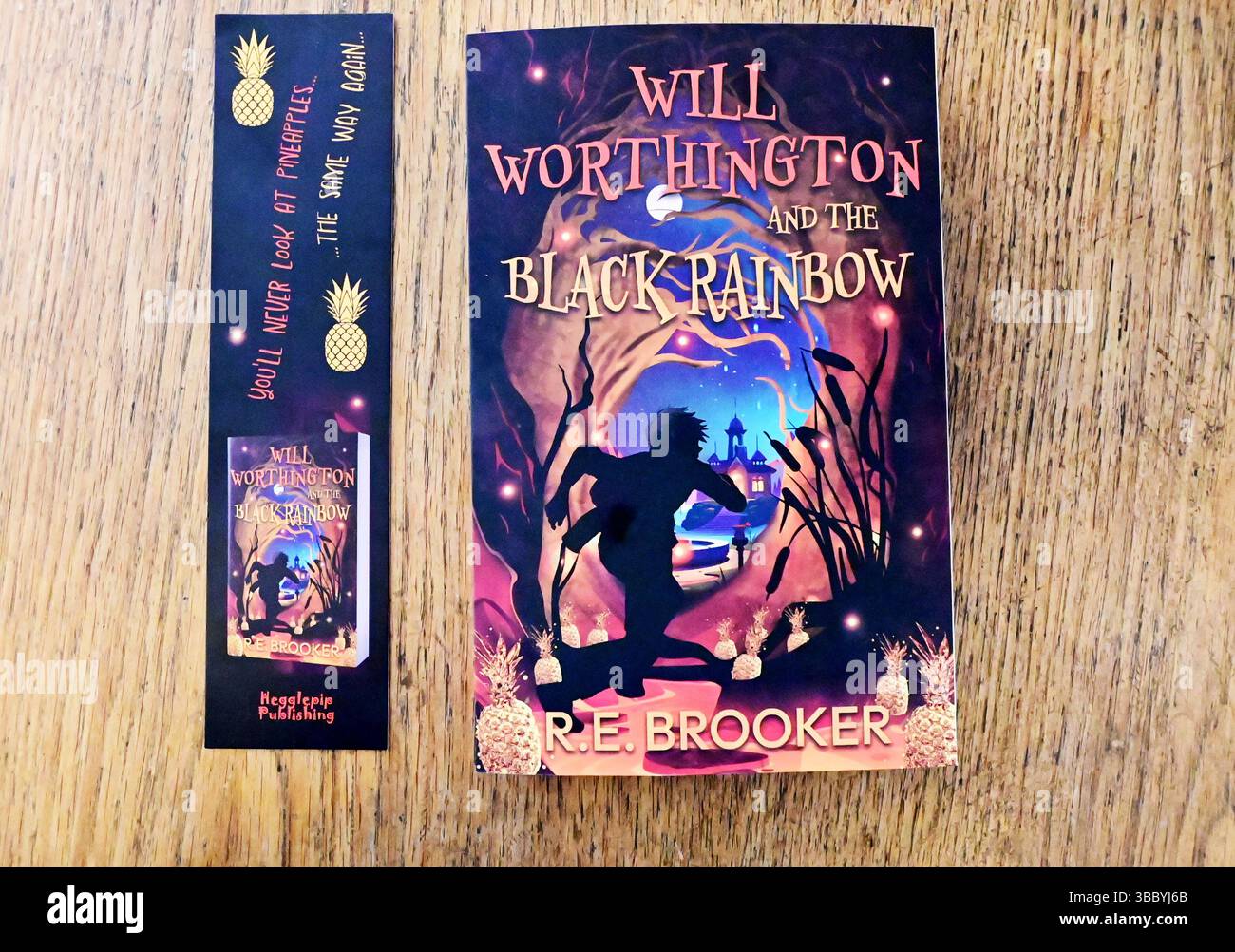 Rachael Brooker avec son livre auto-publié qui a pris 17 ans dans la réalisation, appelé Will Worthington and the Black Rainbow. Vous ne regarderez plus jamais les ananas de la même manière. Crédit photo : Robert Timoney/Alamy Live News Banque D'Images