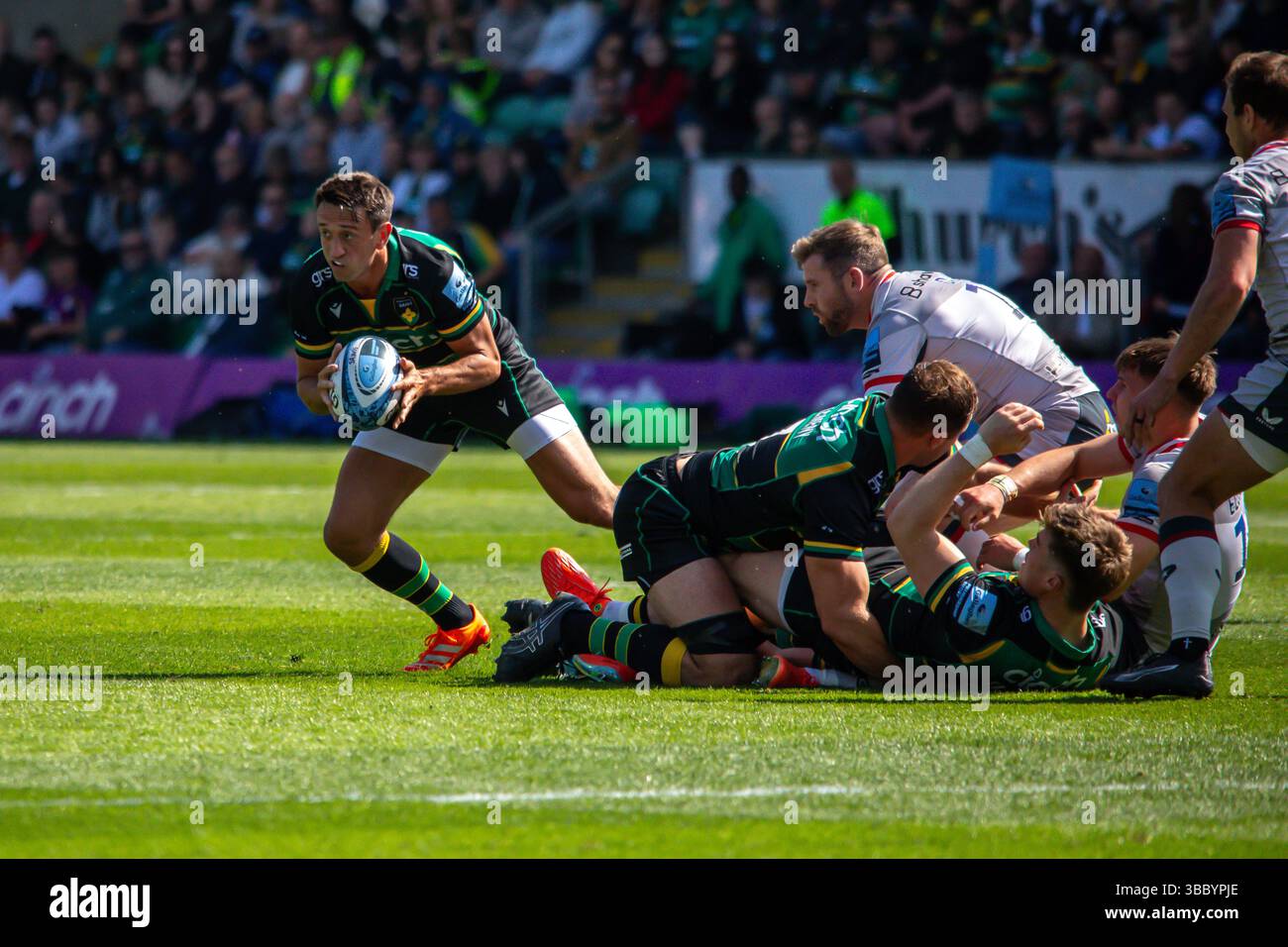 Northampton, Royaume-Uni, 17 mai 2025 la moitié de la mêlée des Saints de Northampton Alex Mitchell attaque les Saracens dans le Gallagher Premiership Rugby au Cinch Stadium, Northampton, Royaume-Uni. Alex Williams / Alamy Live News Banque D'Images