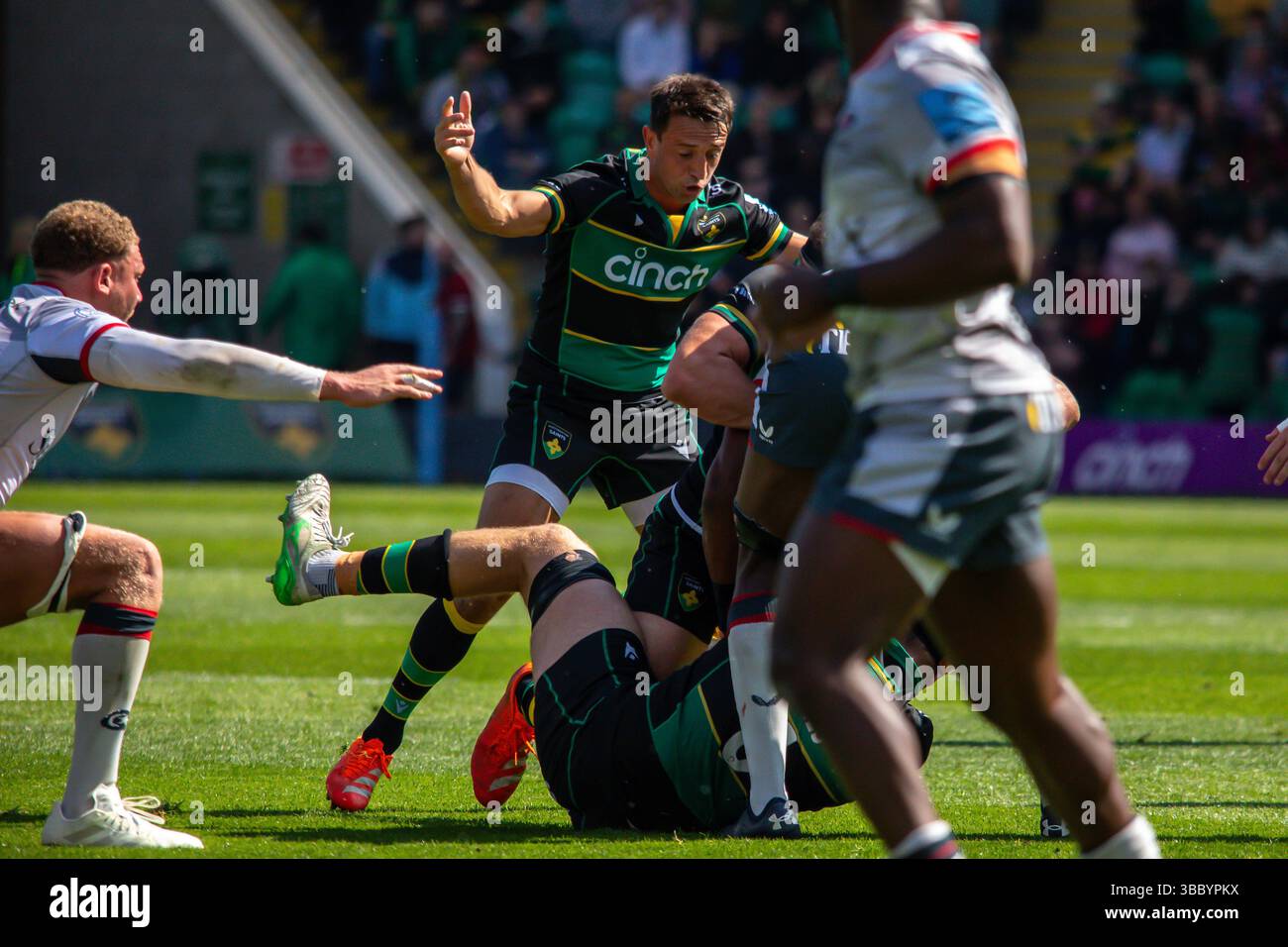 Northampton, Royaume-Uni, 17 mai 2025 la moitié de la mêlée des Saints de Northampton Alex Mitchell attaque les Saracens dans le Gallagher Premiership Rugby au Cinch Stadium, Northampton, Royaume-Uni. Alex Williams / Alamy Live News Banque D'Images