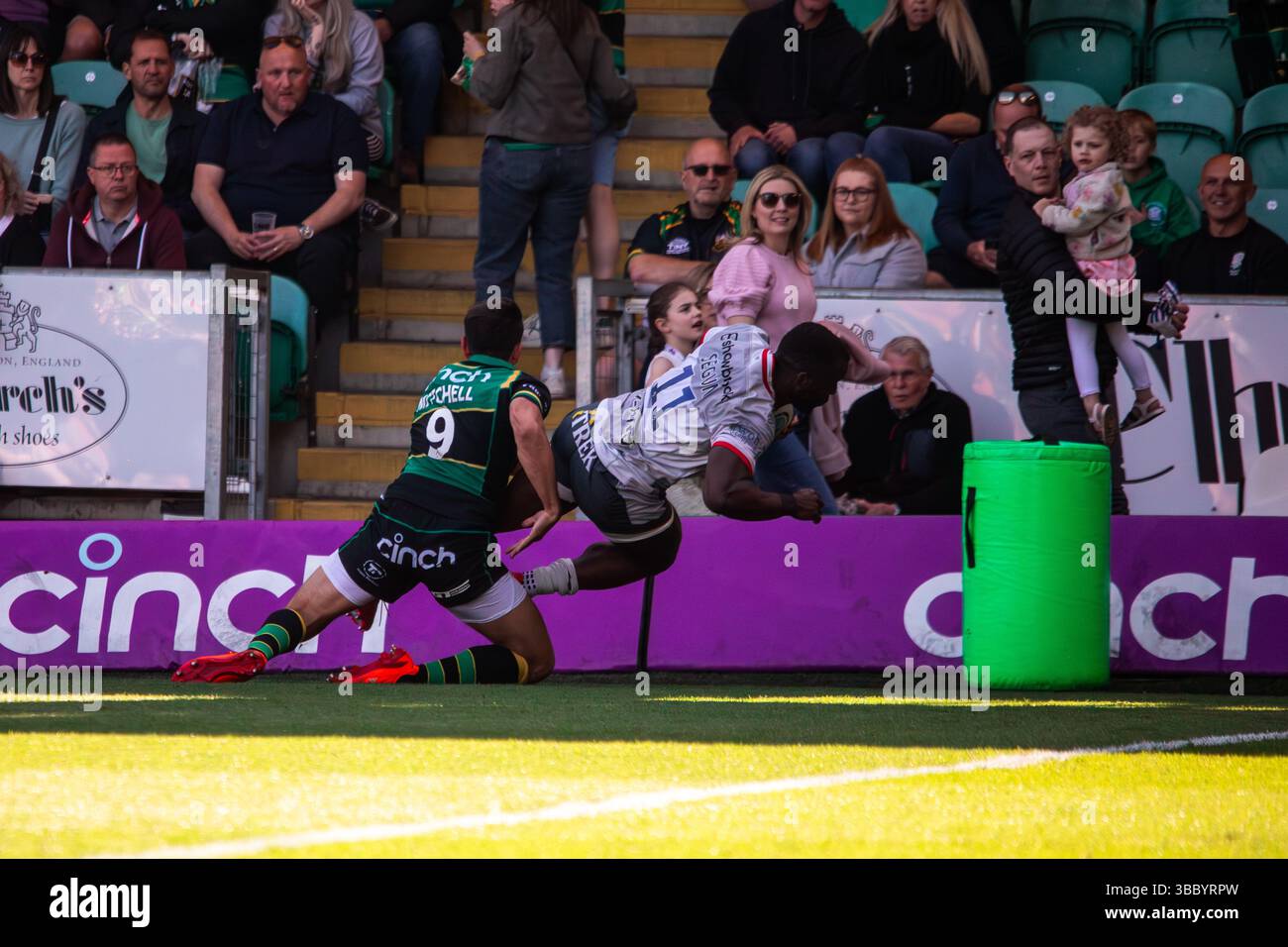 Northampton, Royaume-Uni, le 17 mai 2025 L'ailier Saracens Rotimi Segun va essayer contre les Saints Northampton dans le Gallagher Premiership Rugby au Cinch Stadium, Northampton, Royaume-Uni. Alex Williams / Alamy Live News Banque D'Images