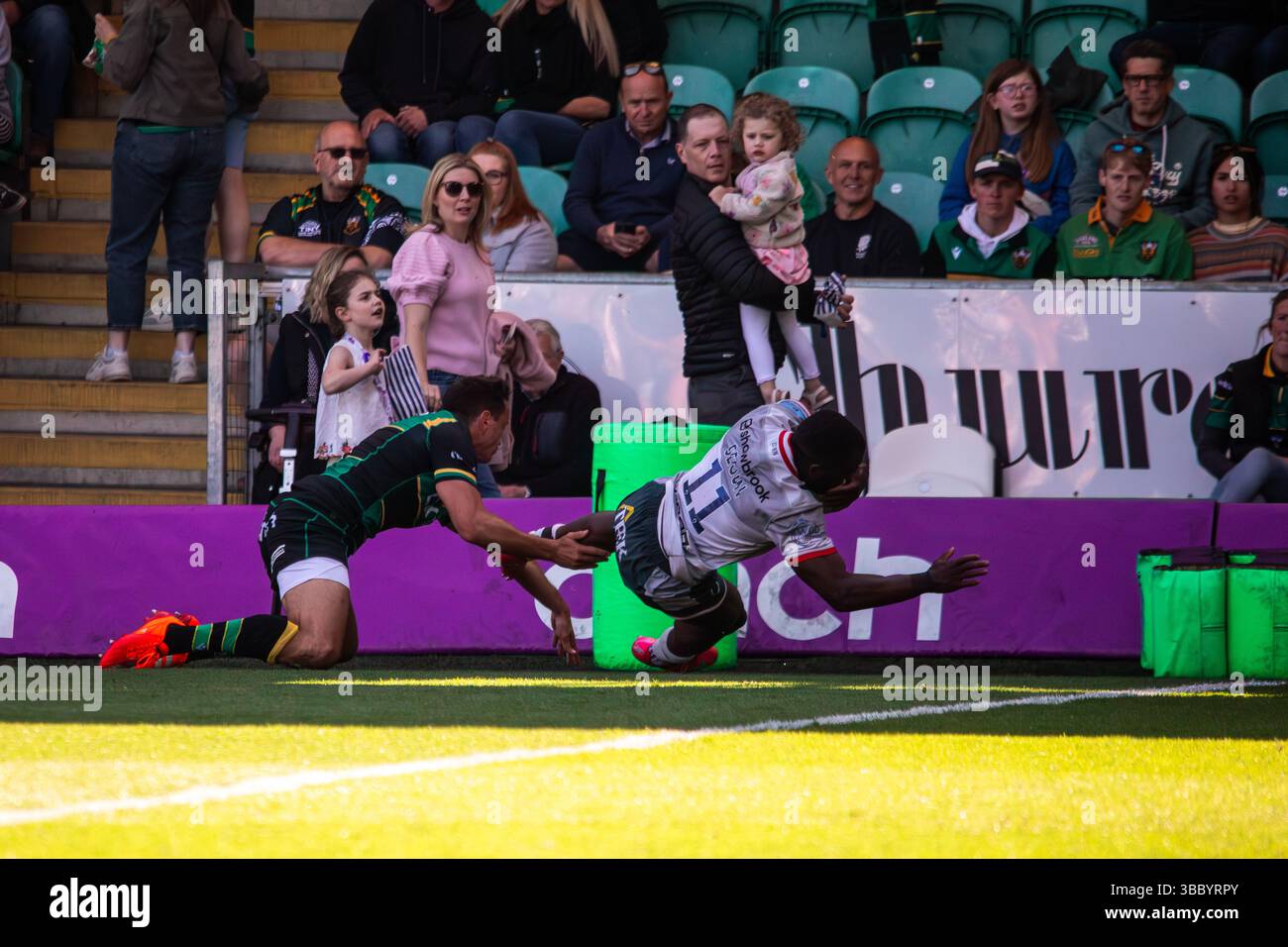 Northampton, Royaume-Uni, le 17 mai 2025 L'ailier Saracens Rotimi Segun va essayer contre les Saints Northampton dans le Gallagher Premiership Rugby au Cinch Stadium, Northampton, Royaume-Uni. Alex Williams / Alamy Live News Banque D'Images