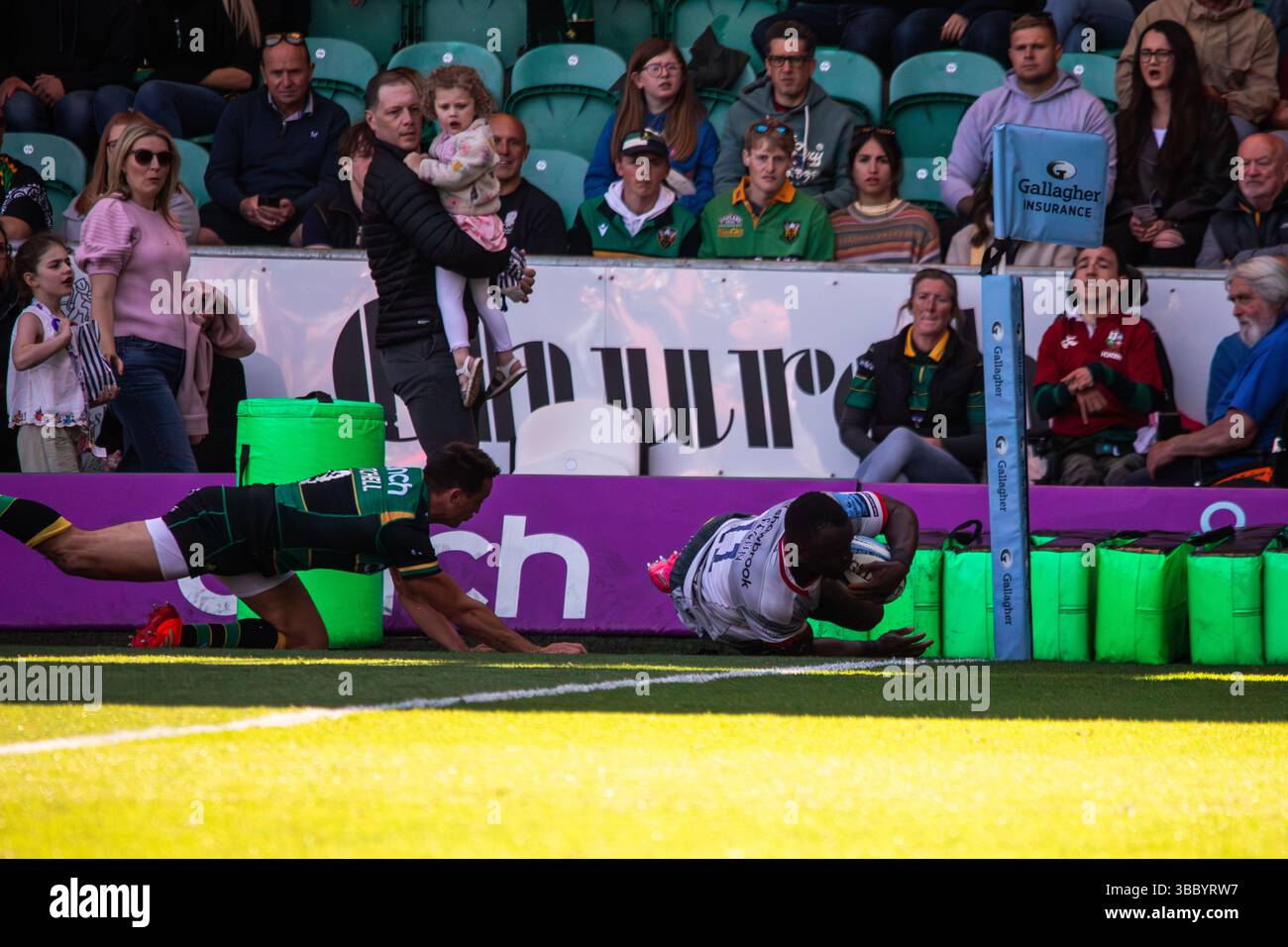 Northampton, Royaume-Uni, le 17 mai 2025 L'ailier Saracens Rotimi Segun va essayer contre les Saints Northampton dans le Gallagher Premiership Rugby au Cinch Stadium, Northampton, Royaume-Uni. Alex Williams / Alamy Live News Banque D'Images