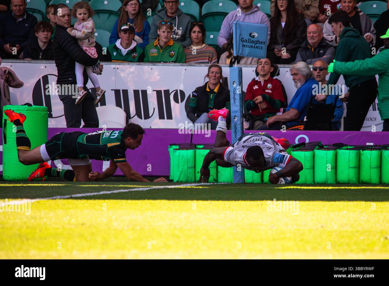 Northampton, Royaume-Uni, le 17 mai 2025 L'ailier Saracens Rotimi Segun va essayer contre les Saints Northampton dans le Gallagher Premiership Rugby au Cinch Stadium, Northampton, Royaume-Uni. Alex Williams / Alamy Live News Banque D'Images