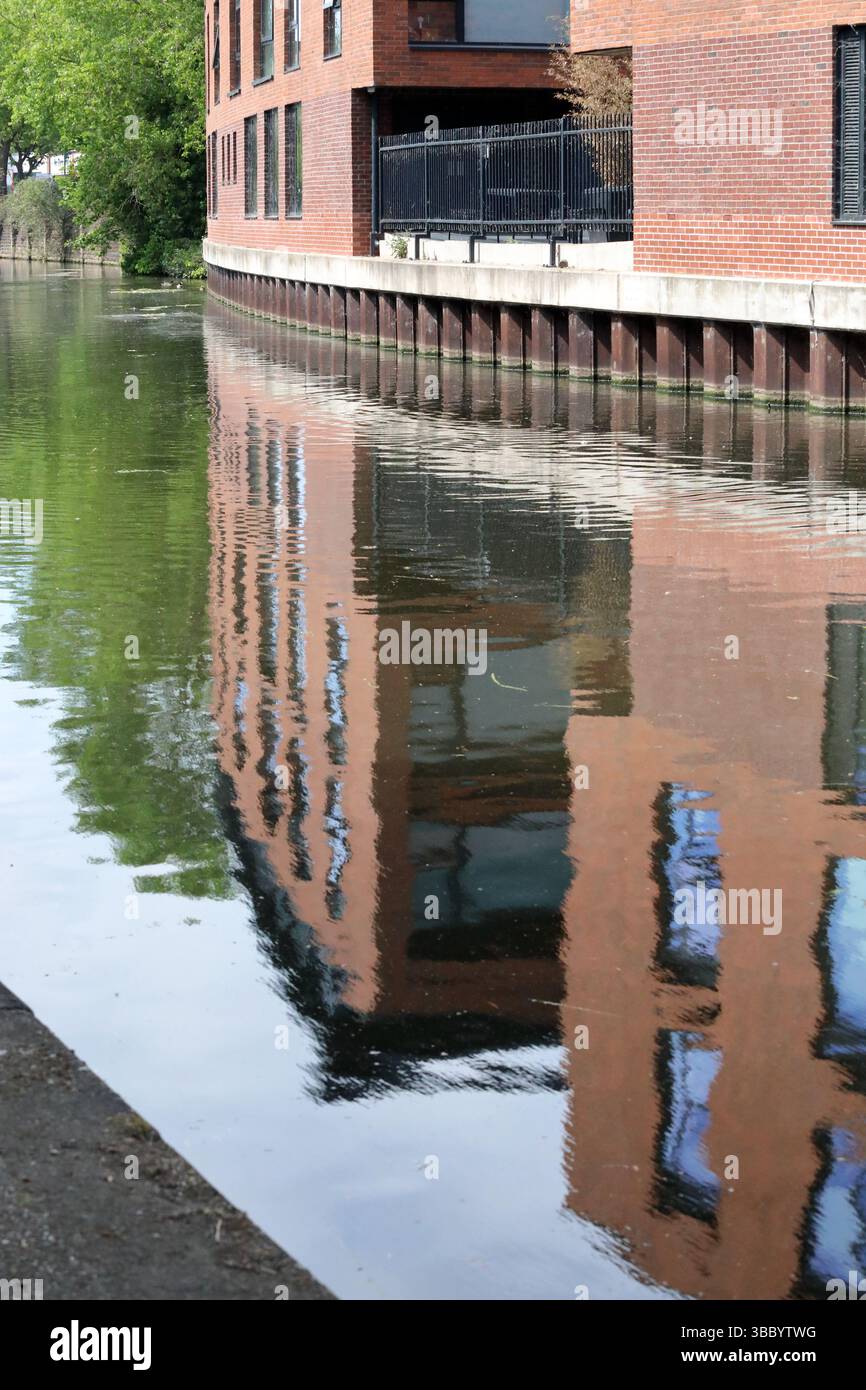 réflexion des bâtiments sur la rivière trent Banque D'Images