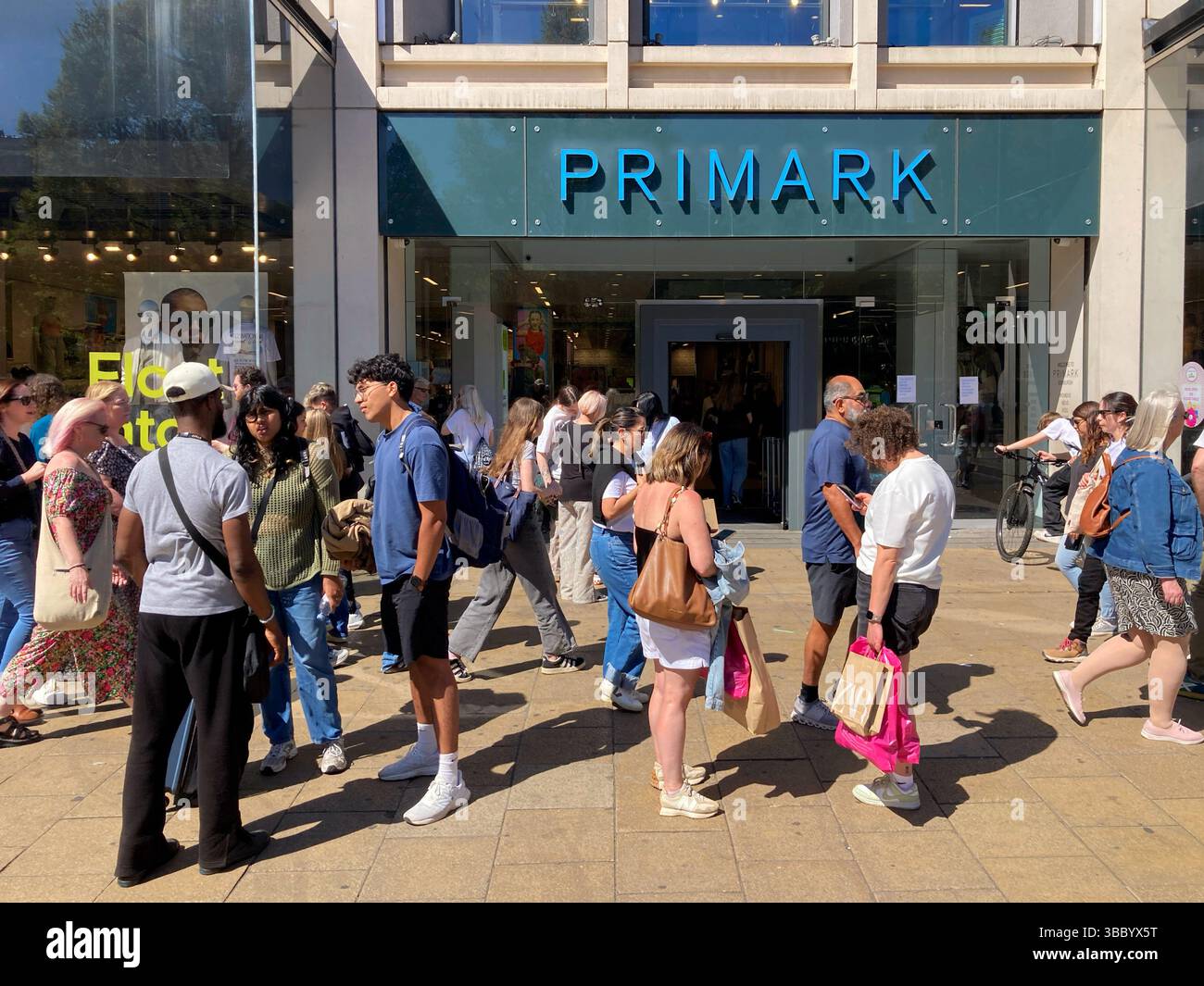 Boutique PRIMARK Edinburgh, Princes Street, Édimbourg, Écosse - Image de stock capturée avec un smartphone