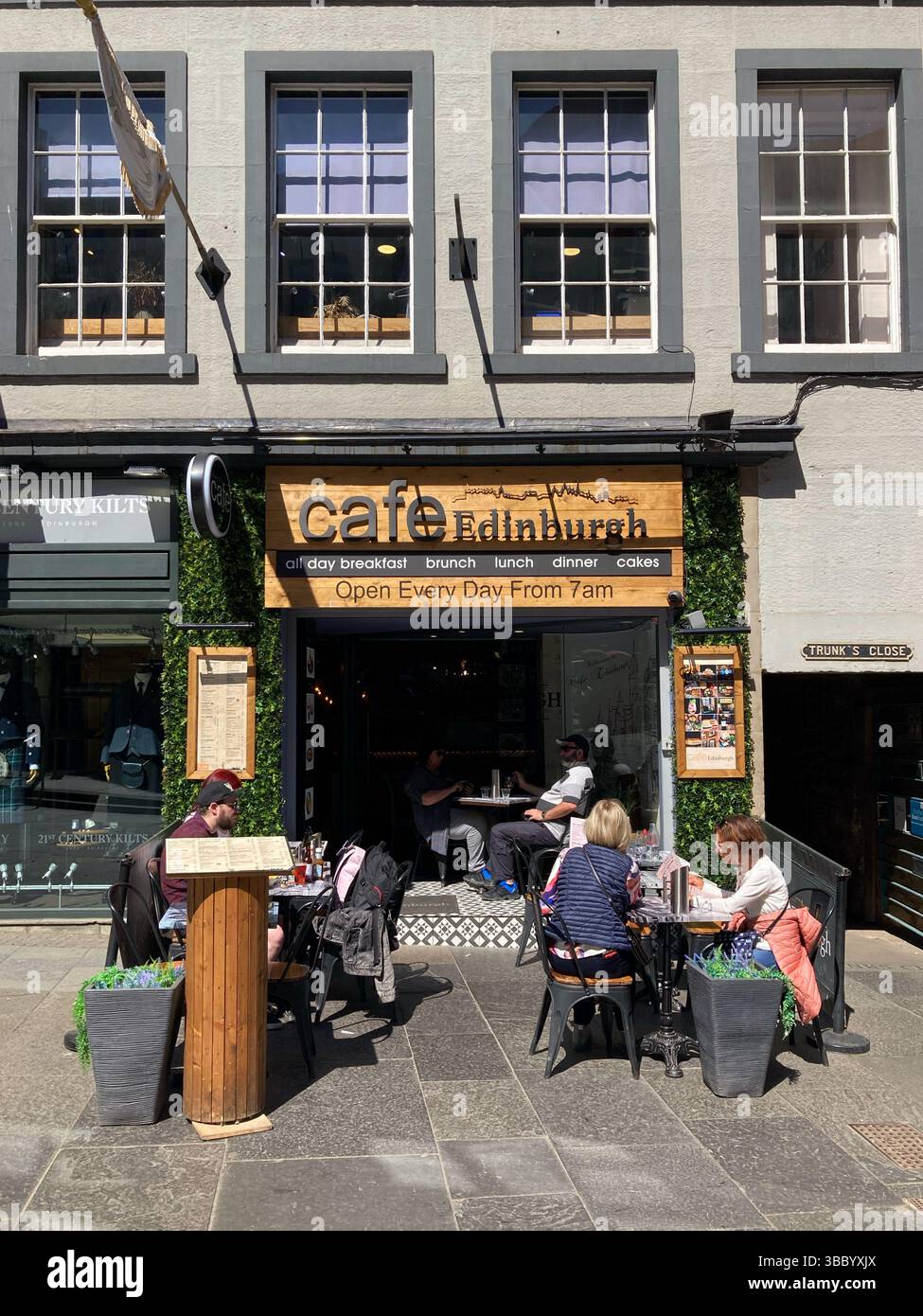 Cafe Edinburgh on the Royal Mile servant le petit déjeuner toute la journée, brunch, déjeuner et dîner, Edimbourg Écosse - Image de stock capturée avec un smartphone