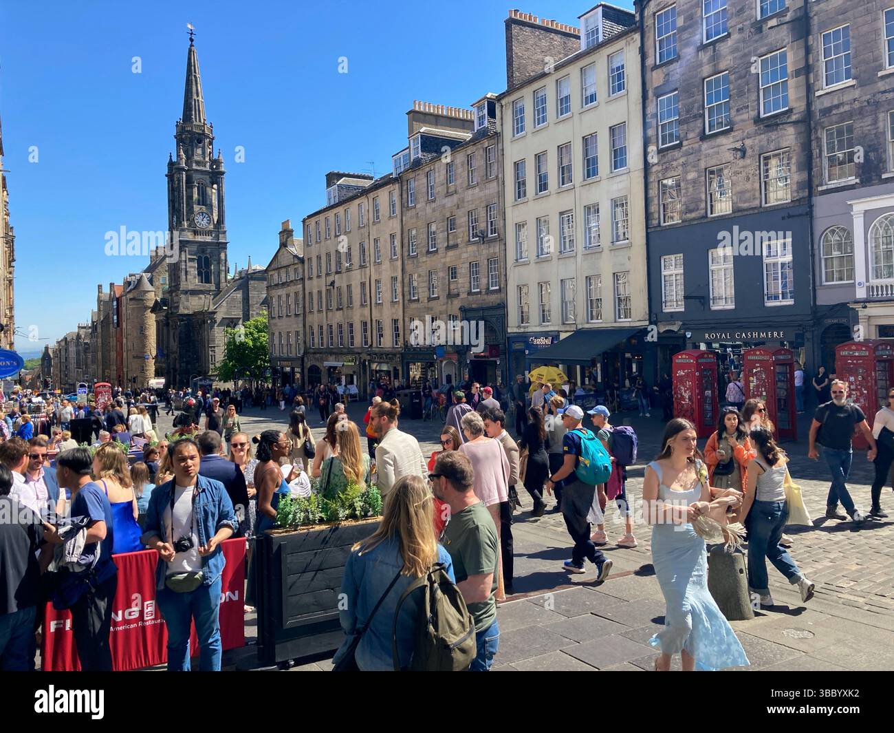 Un Royal Mile animé avec des visiteurs appréciant le temps ensoleillé, Edimbourg Écosse - Image de stock capturée avec un smartphone