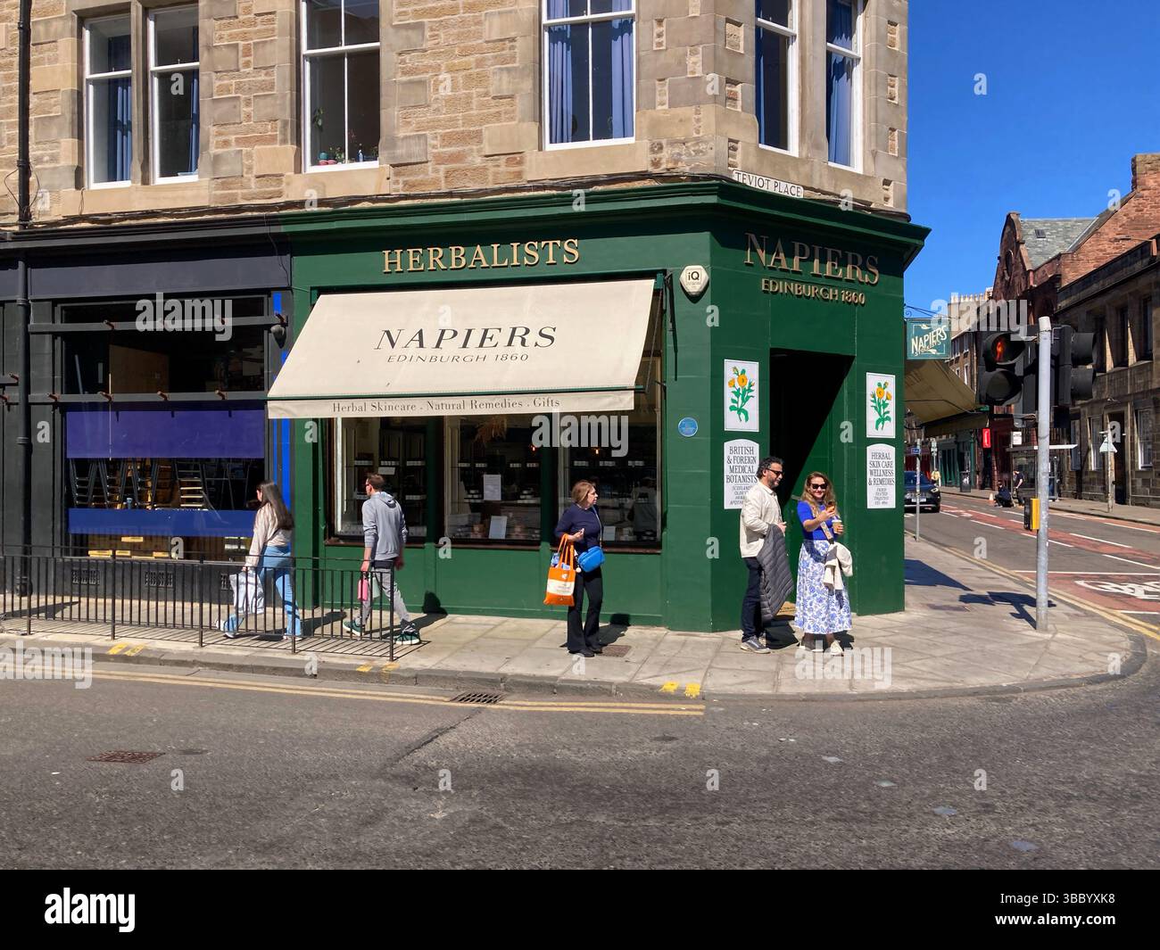 D. Napier & sons, Napiers Herbalists, Consulting Medical botanists, Scotland's Old apothicary, Edinburgh Scotland - Image de stock capturée avec un smartphone
