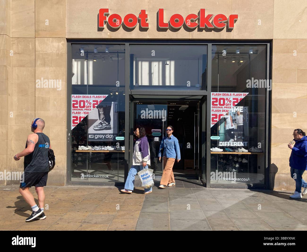 Foot Locker, détaillant américain de chaussures, de vêtements de sport et de vêtements pour jeunes urbains, Princes Street, Édimbourg, Écosse - Image de stock capturée avec un smartphone