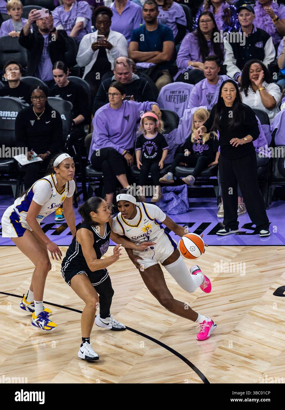16 mai 2025 San Francisco CA, États-Unis L'attaquant de Los Angeles Rickea Jackson (2) va au panier lors du match d'ouverture à domicile de la première saison des WNBA Valkyries entre l A Sparks et les Golden State Valkyries. L A Sparks a battu G S Valkyries 84-67 au Chase Center San Francisco Calif. Thurman James/CSM Banque D'Images