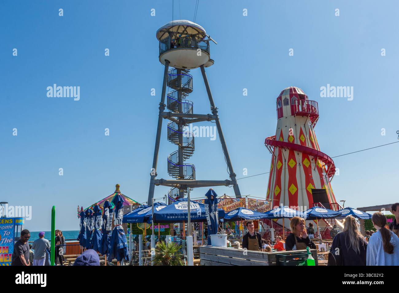 Bournemouth, Royaume-Uni - 17 mai 2025 : la tour zip et le squelette helter sur la jetée de Bournemouth. Banque D'Images