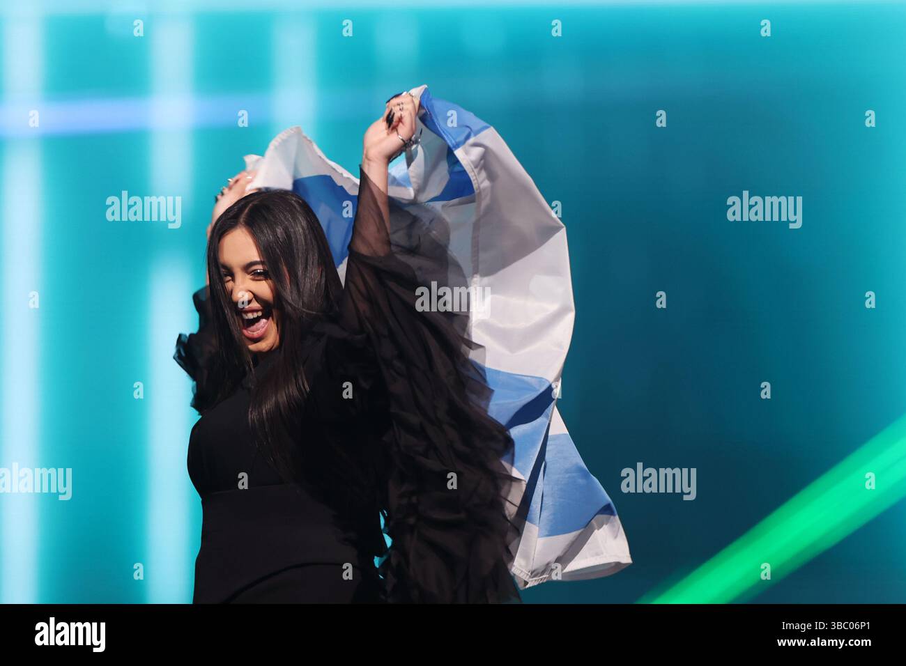 Bâle, Suisse. 17 mai 2025. Yuval Raphael, originaire d’Israël, monte sur la scène de la préparation Jakobshalle à l’ouverture de la finale du 69e concours Eurovision de la chanson (ESC 2025). Crédit : Jens Büttner/dpa/Alamy Live News Banque D'Images