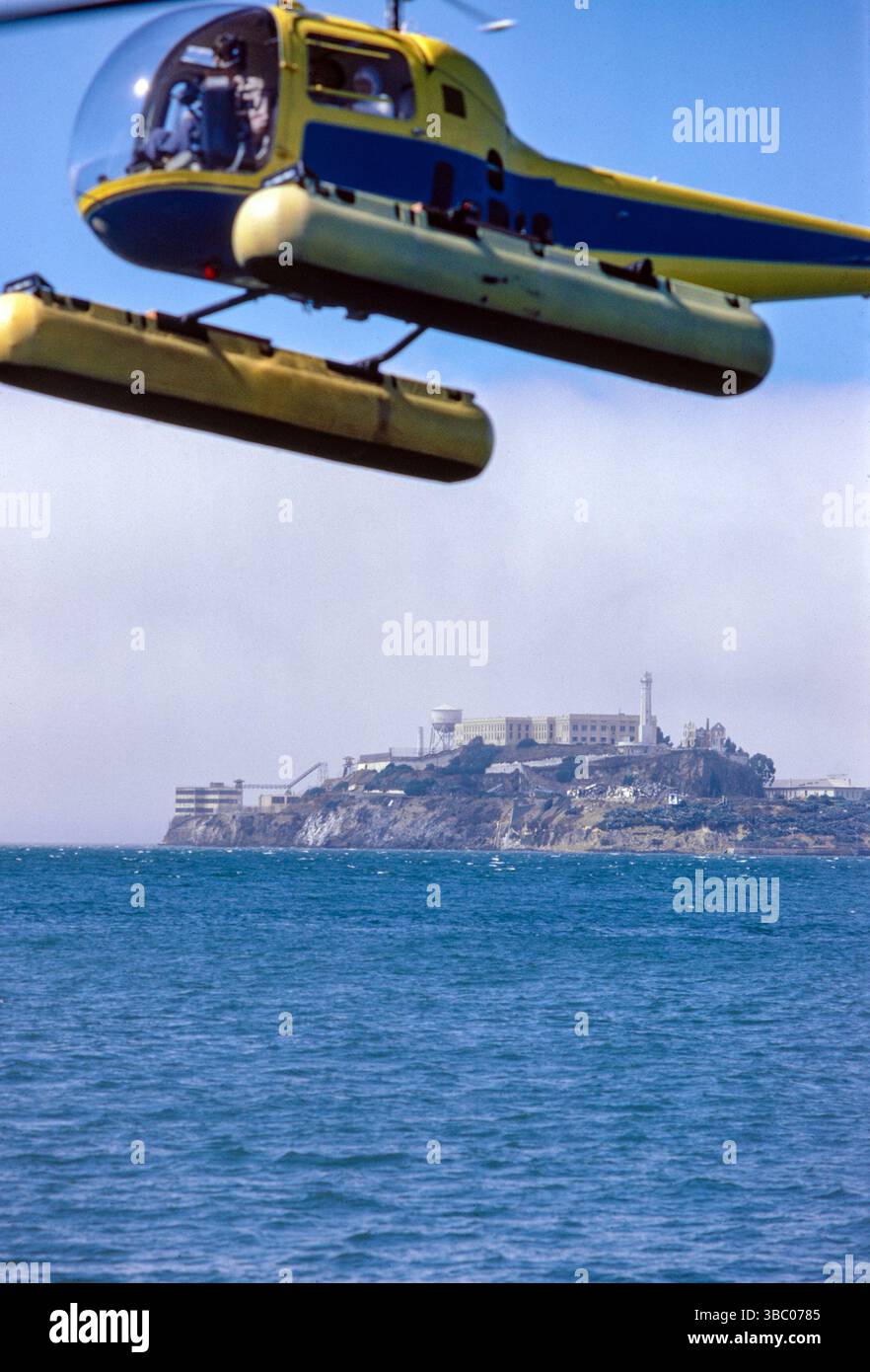 États-Unis, Californie, San Fransico. Pénitencier fédéral d'Alcatraz sur l'île d'Alcatraz dans la baie de San Fransico. Hélicoptère d'atterrissage en mer avec flotteurs en service. Photo d'archive prise en 1974. Banque D'Images