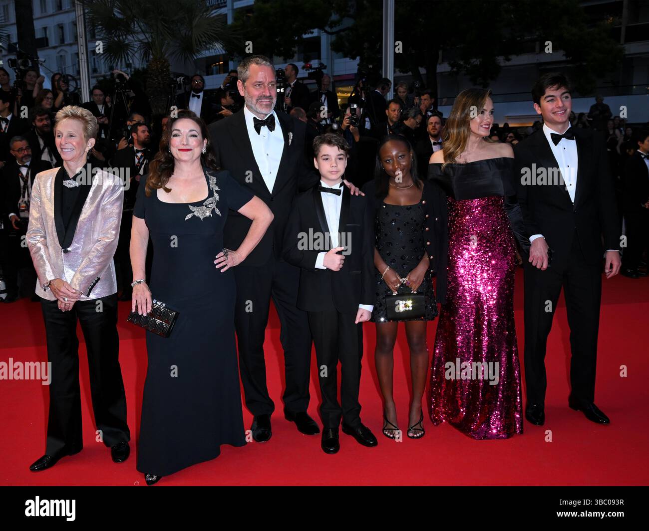Cannes, France. 17 mai 2025. Soirée 5 - tapis rouge du film “Die, My Love” sur la photo : Lauran Bromley, Mariska Hargitay, Trish Adlesic, Amaya Josephine Hermann, Andrew Nicolas Hermann, August Miklos Friedrich Hermann, Peter Hermann crédit : Agence photo indépendante/Alamy Live News Banque D'Images