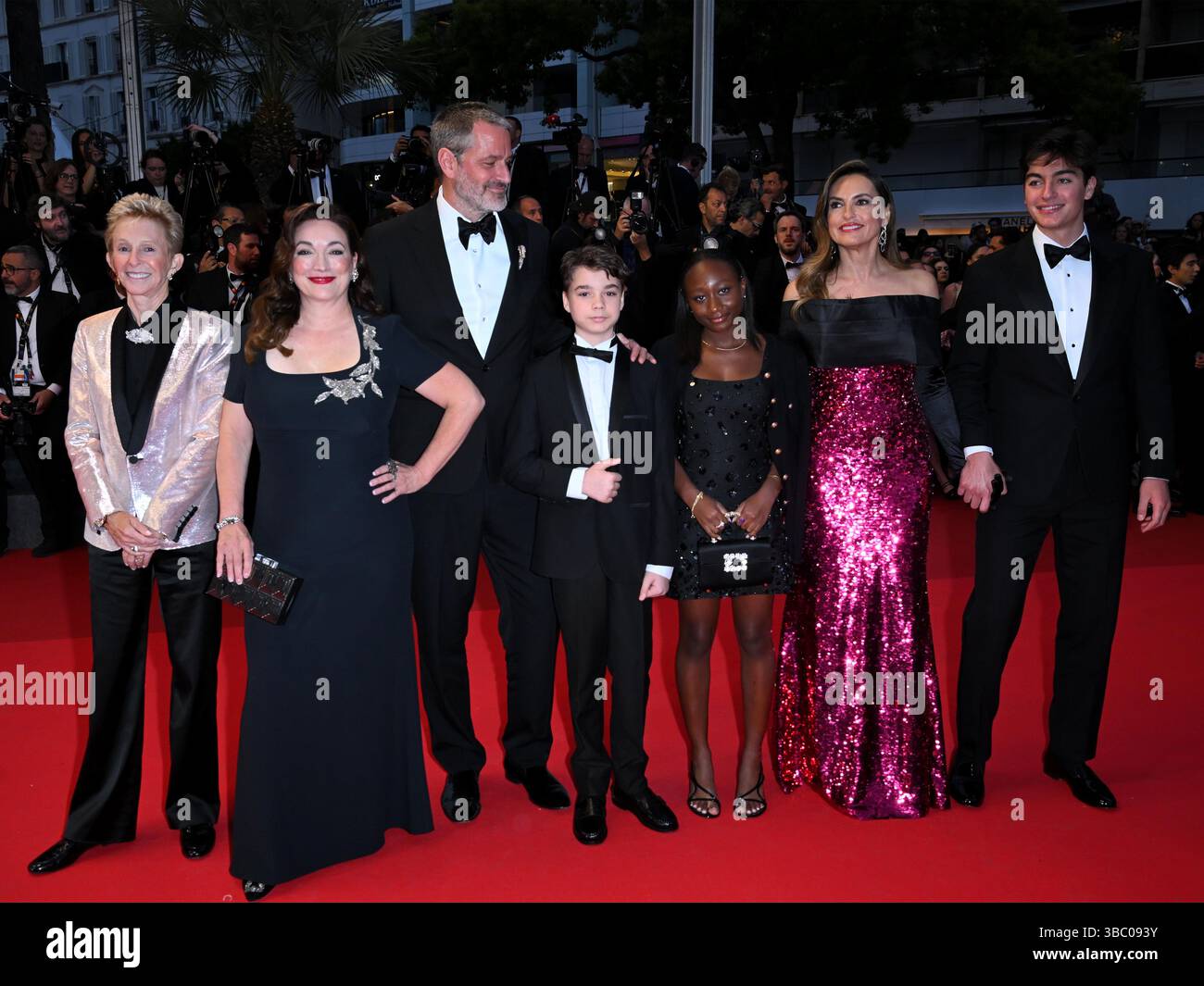 Cannes, France. 17 mai 2025. Soirée 5 - tapis rouge du film “Die, My Love” sur la photo : Lauran Bromley, Mariska Hargitay, Trish Adlesic, Amaya Josephine Hermann, Andrew Nicolas Hermann, August Miklos Friedrich Hermann, Peter Hermann crédit : Agence photo indépendante/Alamy Live News Banque D'Images