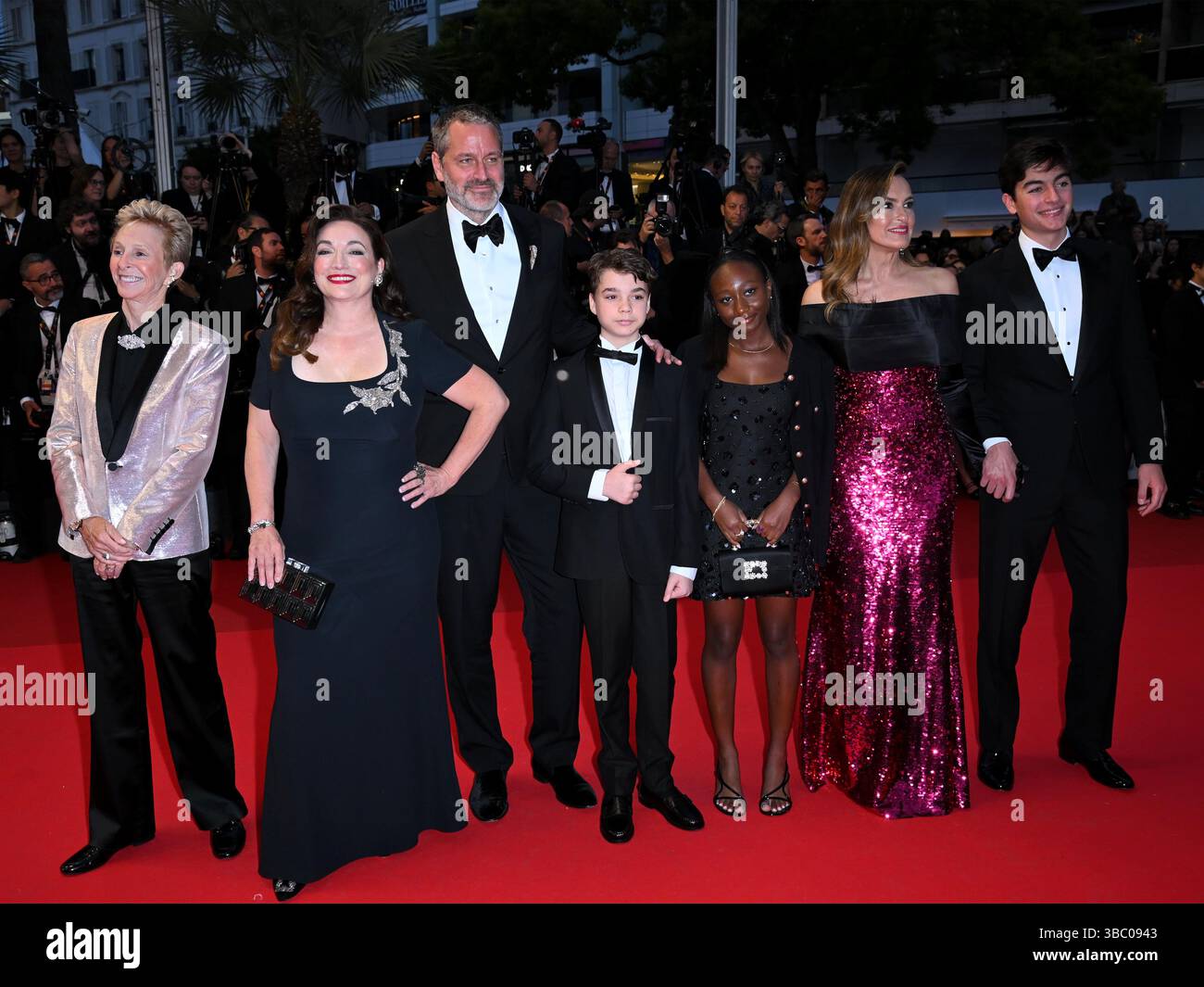 Cannes, France. 17 mai 2025. Soirée 5 - tapis rouge du film “Die, My Love” sur la photo : Lauran Bromley, Mariska Hargitay, Trish Adlesic, Amaya Josephine Hermann, Andrew Nicolas Hermann, August Miklos Friedrich Hermann, Peter Hermann crédit : Agence photo indépendante/Alamy Live News Banque D'Images