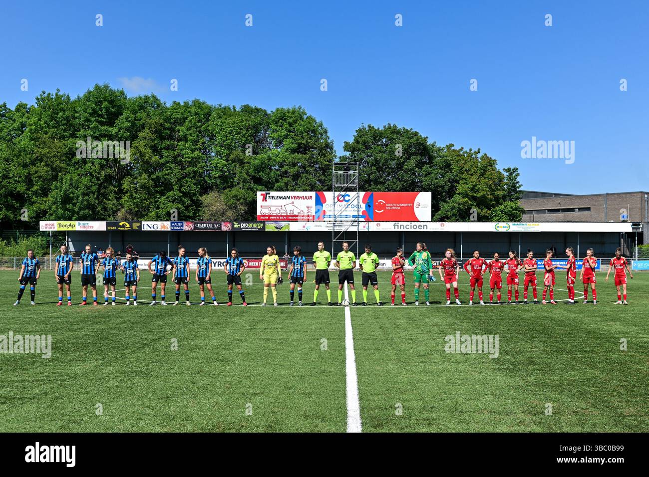 Aalter, Belgique. 17 mai 2025. Line-up photographiée avant un match de football féminin entre le Club Brugge Dames YLA et la Standard Femina de Liege le 6 ème jour des Champions jouer la saison 2024 - 2025 de la Super League belge Lotto Womens, le samedi 17 mai 2025 à Aalter, BELGIQUE . Crédit : Sportpix/Alamy Live News Banque D'Images