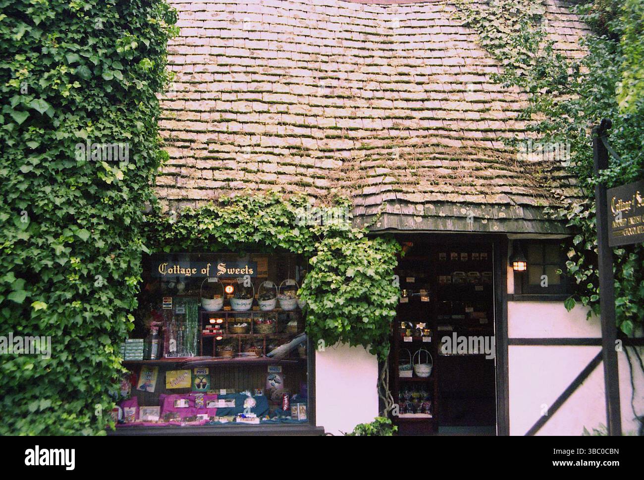 Carmel by the Sea, CA, USA, approx. 1992. Vue extérieure du Cottage of Sweets. Banque D'Images
