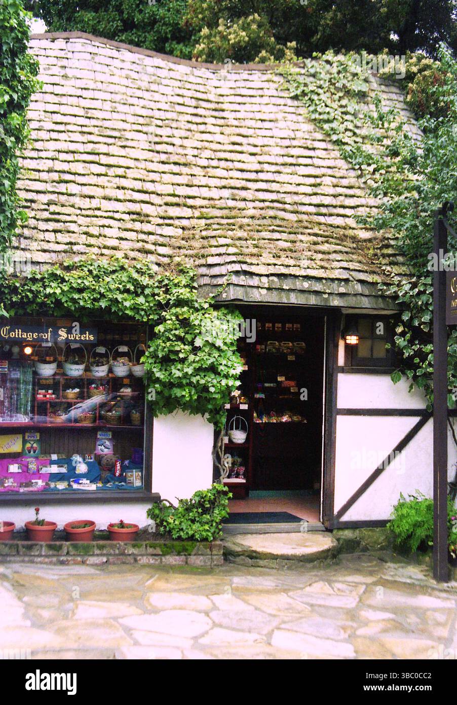 Carmel by the Sea, CA, USA, approx. 1992. Vue extérieure du Cottage of Sweets. Banque D'Images