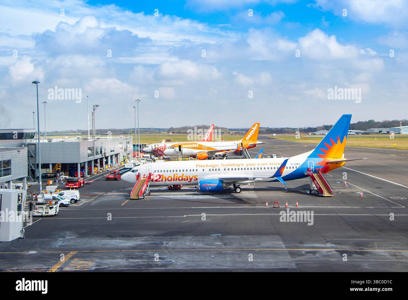 Un avion de vacances jet2 sur le thème des vacances sur le stand ensoleillé de l'aéroport, prêt à embarquer des passagers pour un vol vacances. aéroport de manchester Banque D'Images