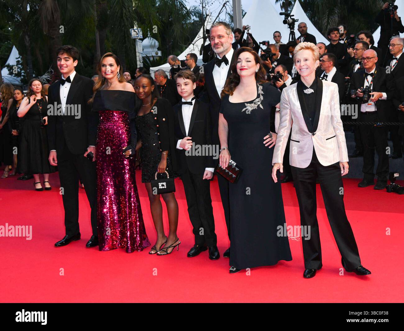 Cannes, Cannes. 17 mai 2025. Soirée 5 - tapis rouge du film “Die, My Love”. Lauran Bromley, Mariska Hargitay, Trish Adlesic, Amaya Josephine Hermann, Andrew Nicolas Hermann, August Miklos Friedrich Hermann et Peter Hermann crédit : Independent photo Agency/Alamy Live News Banque D'Images