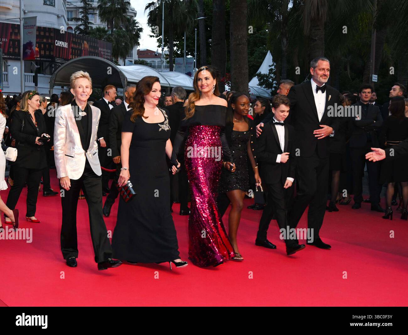 Cannes, Cannes. 17 mai 2025. Soirée 5 - tapis rouge du film “Die, My Love”. Lauran Bromley, Mariska Hargitay, Trish Adlesic, Amaya Josephine Hermann, Andrew Nicolas Hermann, August Miklos Friedrich Hermann et Peter Hermann crédit : Independent photo Agency/Alamy Live News Banque D'Images