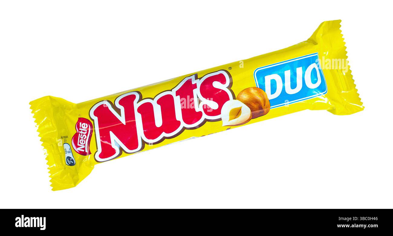 Nuts Duo (Nestlé), longues barres de noix de chocolat, produit shot sur blanc Banque D'Images