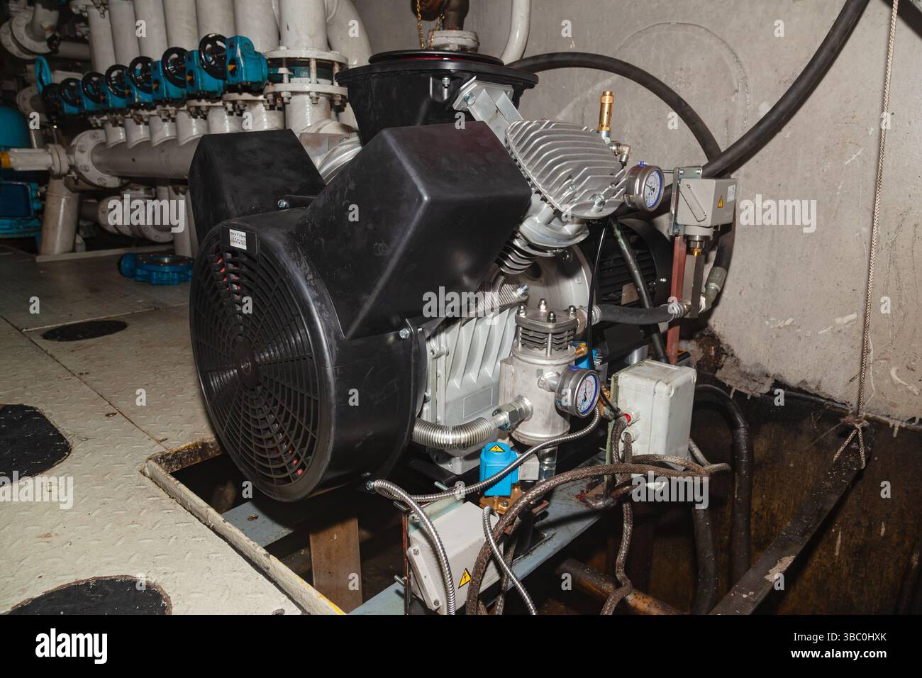 Compresseur d'air industriel installé et connecté. Banque D'Images