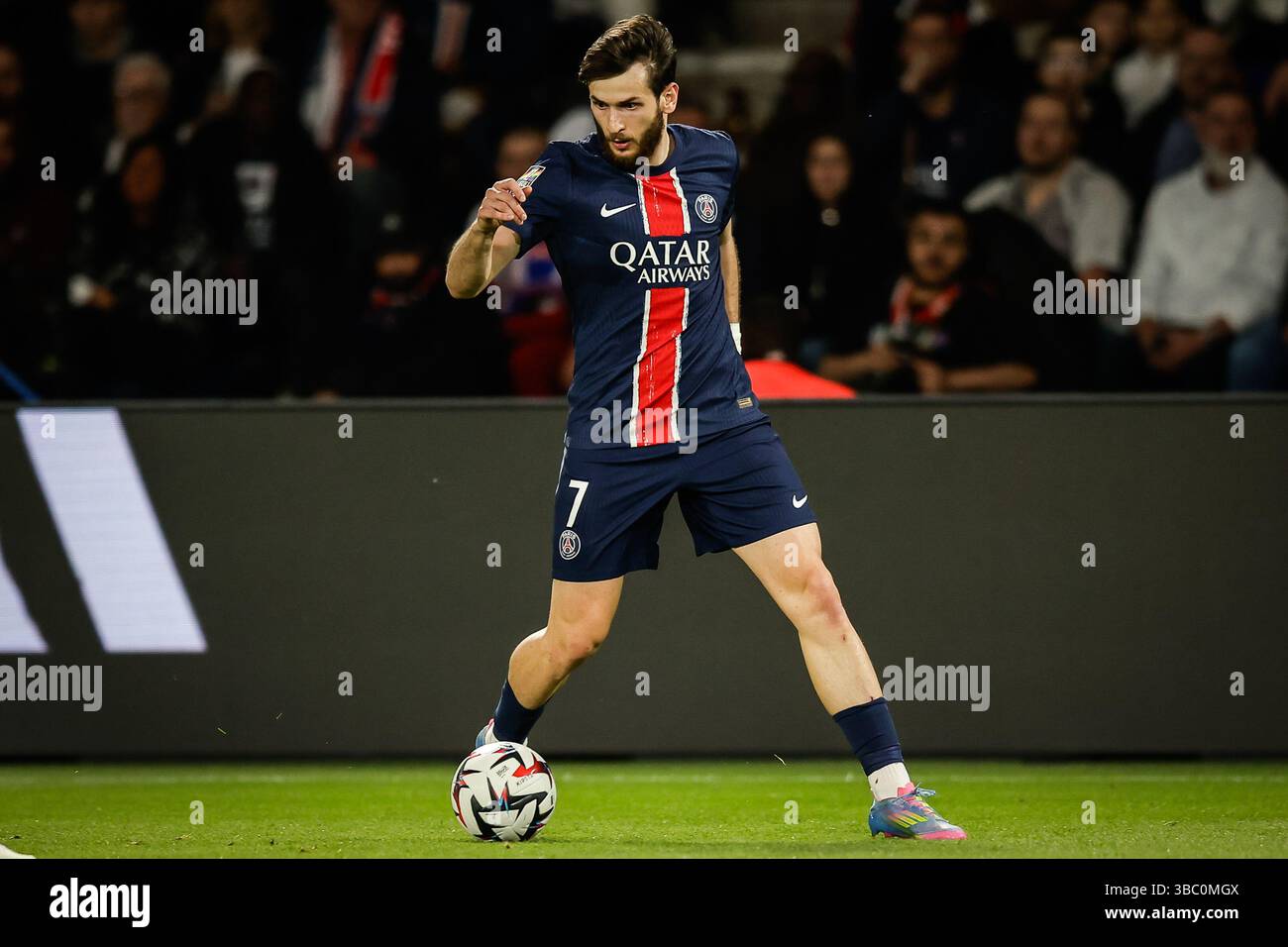 Paris, France, France. 17 mai 2025. Khvicha KVARATSKHELIA du PSG lors du match de Ligue 1 opposant le Paris Saint-Germain (PSG) et AJ Auxerre au stade du Parc des Princes le 17 mai 2025 à Paris. (Crédit image : © Matthieu Mirville/ZUMA Press Wire) USAGE ÉDITORIAL SEULEMENT ! Non destiné à UN USAGE commercial ! Banque D'Images