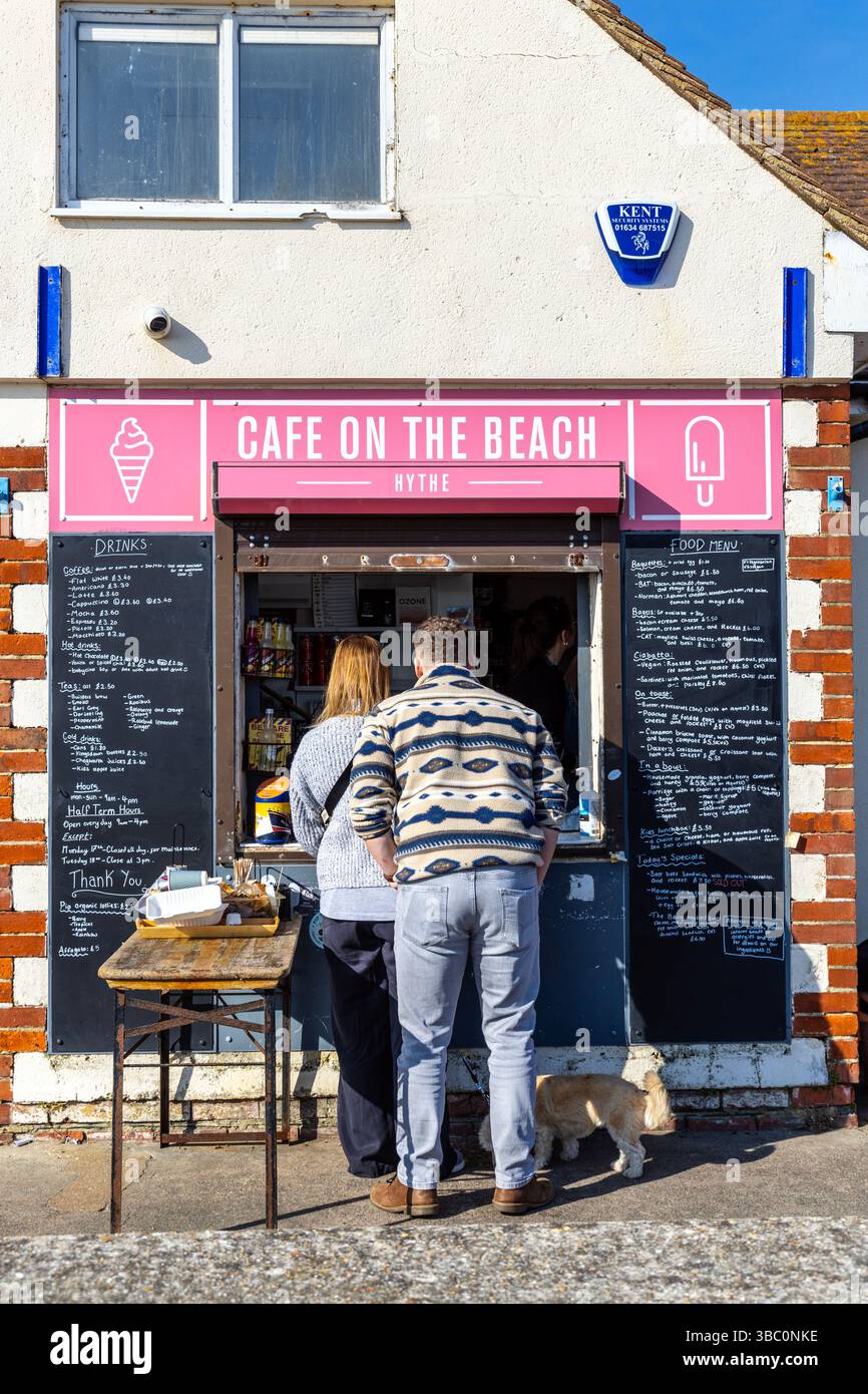 Les clients du Cafe on the Beach, Hythe Seafront, Kent, Angleterre Banque D'Images