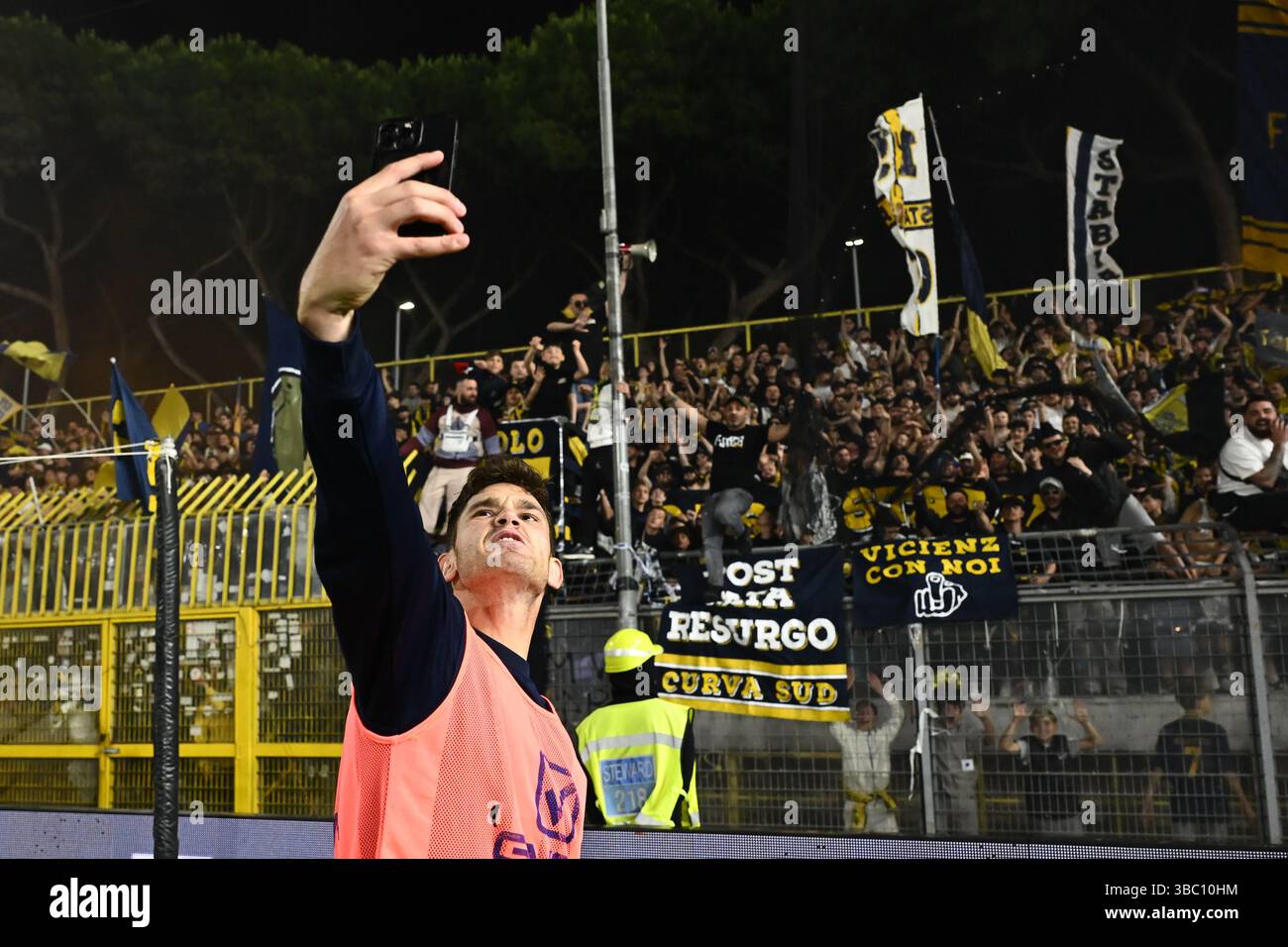 Castellamare di Stabia, Italie. 17 mai 2025. Andrea Adorante de SS Juve Stabia prend un selfie avec ses fans à la fin du match de Serie B entre SS Juve Stabia et Palermo FC au Stadio Romeo menti, Castellammare di Stabia, Italie, le 17 mai 2025. Crédit : Nicola Ianuale/Alamy Live News Banque D'Images
