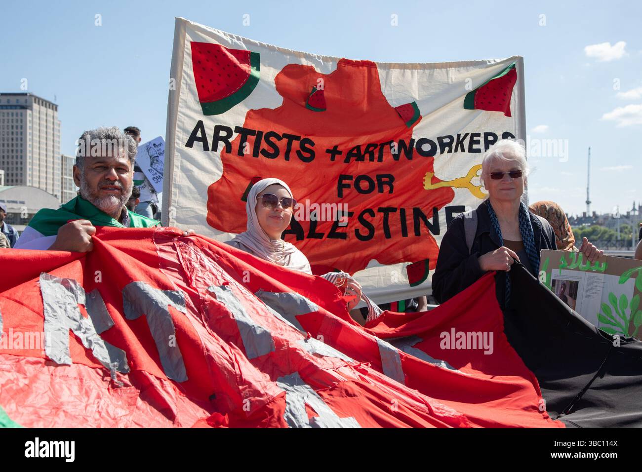 Londres, Angleterre, Royaume-Uni. 17 mai 2025. Des centaines de milliers de personnes ont défilé dans le centre de Londres pour marquer le 77e anniversaire de la Nakba et pour protester contre les ventes d’armes britanniques à Israël organisées par la Palestine Solidarity Campaign, la manifestation a appelé à la fin du blocus de l’aide à Gaza et du nettoyage ethnique des Palestiniens. Crédit :Kiki Streitberger/Alamy Live News Banque D'Images