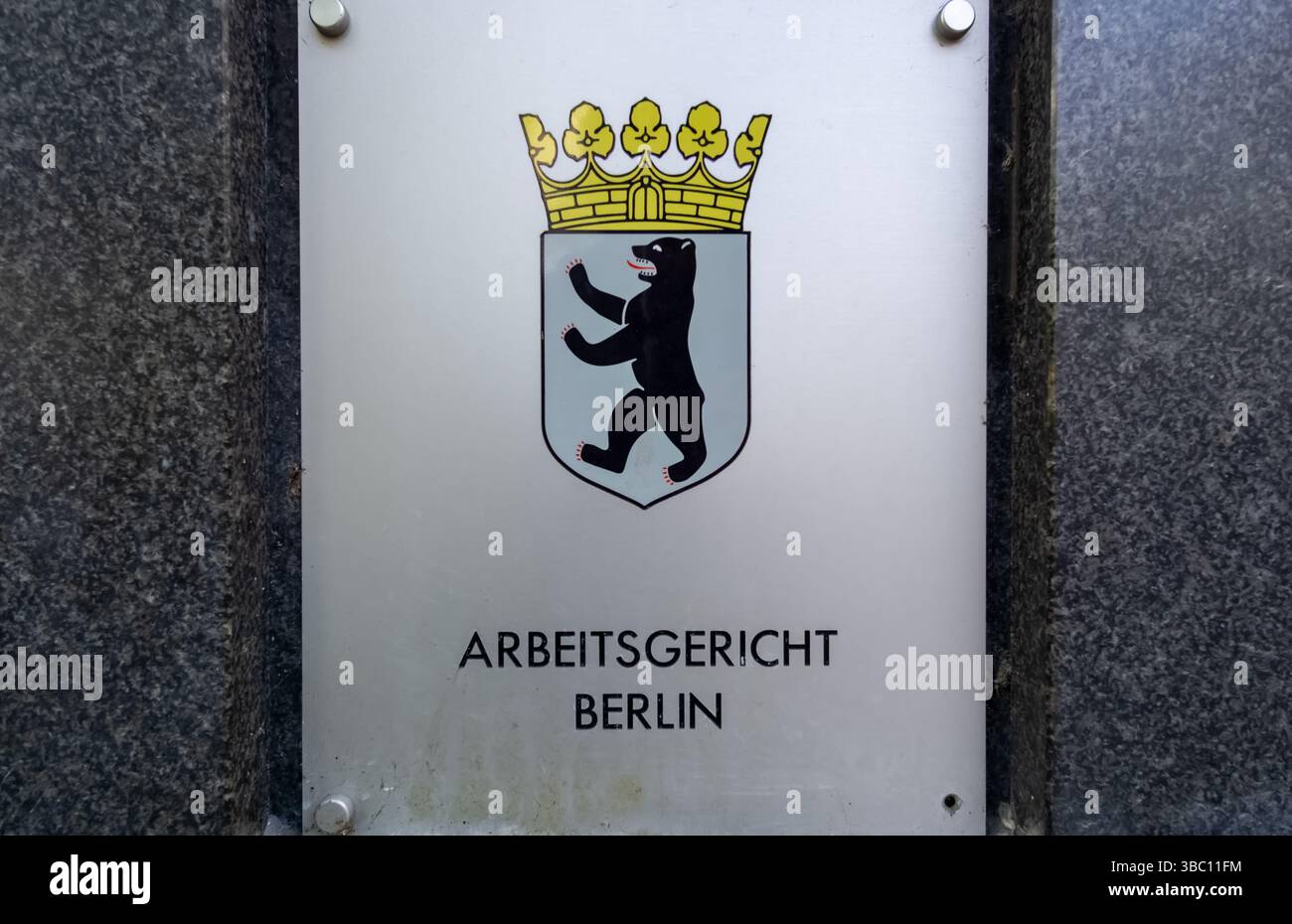 Panneau officiel du Tribunal du travail de Berlin (Arbeitsgericht Berlin) monté à l'entrée principale, affichant l'emblème de l'État de Berlin. Banque D'Images