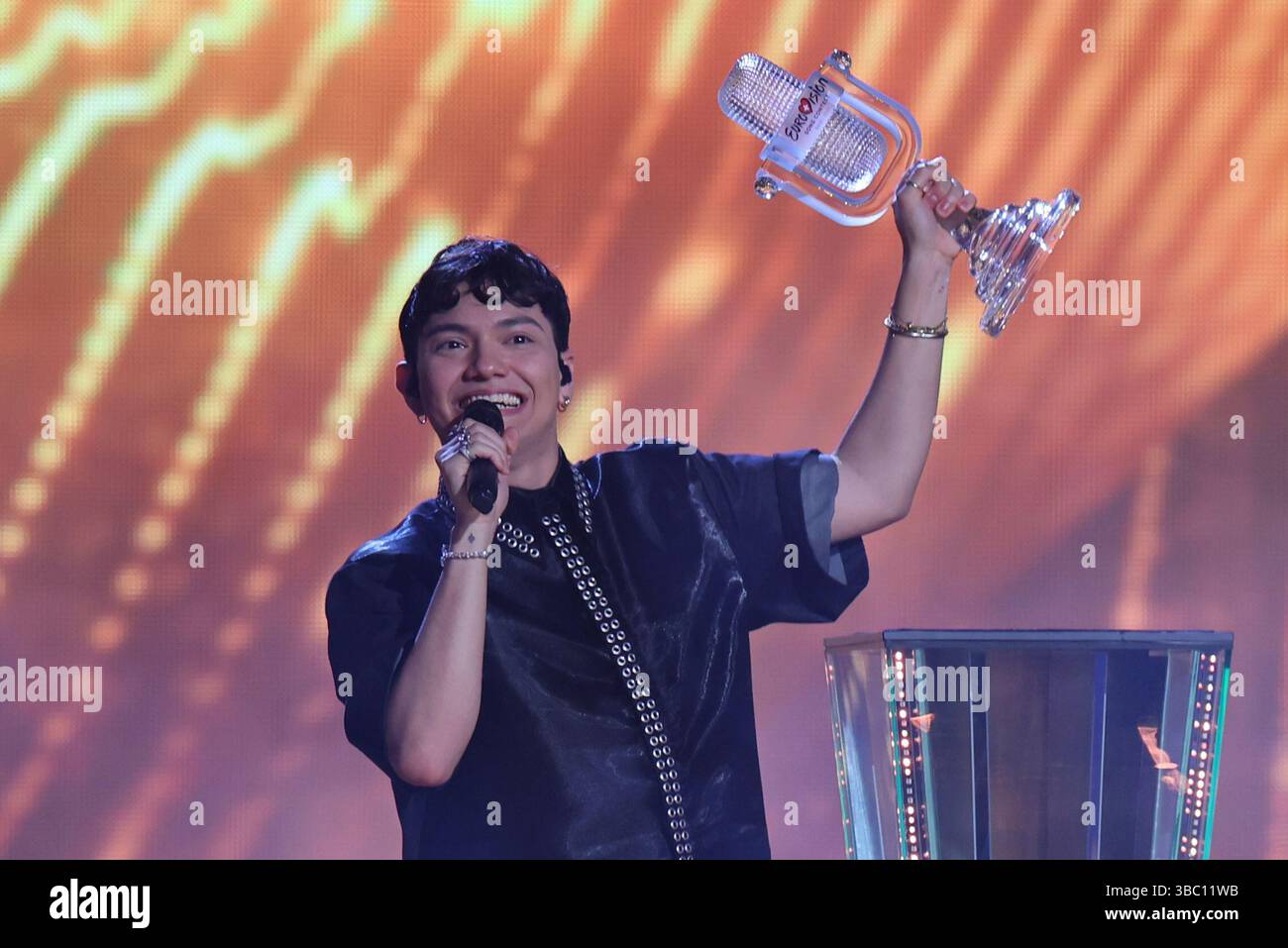 Bâle, Suisse. 18 mai 2025. JJ d'Autriche, vainqueur du concours Eurovision de la chanson, détient le trophée sur scène lors de la grande finale du 69e concours Eurovision de la chanson (ESC 2025) à Jakobshalle. Crédit : Jens Büttner/dpa/Alamy Live News Banque D'Images
