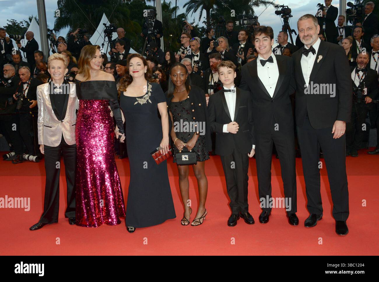 17 mai 2025, Cannes, France : August Miklos Friedrich Hermann, Amaya Josephine Hermann, Mariska Hargitay, Andrew Nicolas Hermann et Peter Hermann assistent au tapis rouge ''Die My Love'' lors de la 78e édition annuelle du Festival de Cannes au Palais des Festivals le 17 mai 2025 à Cannes, France. (Crédit image : © Frederick Injimbert/ZUMA Press Wire) USAGE ÉDITORIAL SEULEMENT ! Non destiné à UN USAGE commercial ! Banque D'Images