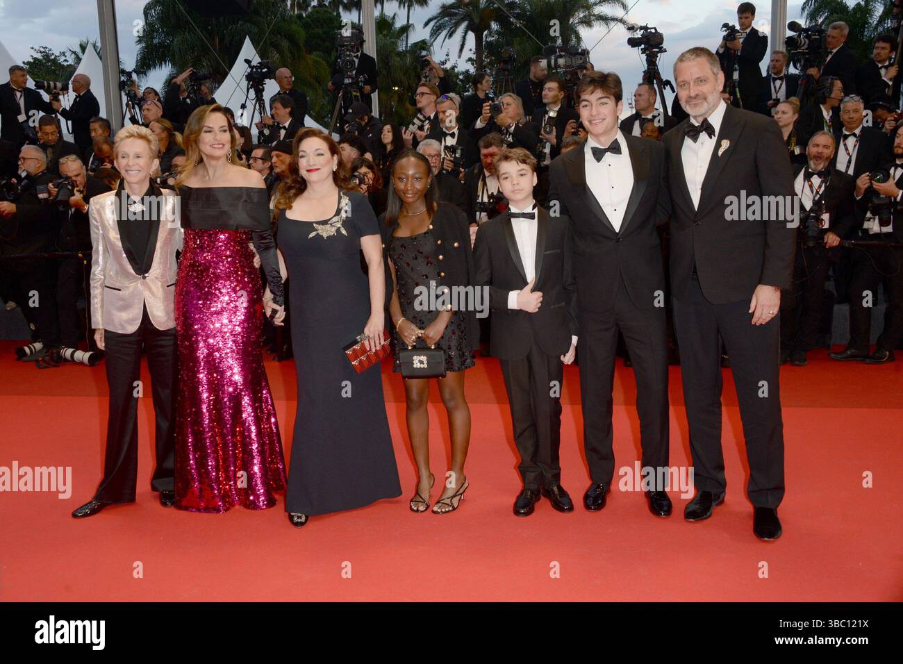 17 mai 2025, Cannes, France : August Miklos Friedrich Hermann, Amaya Josephine Hermann, Mariska Hargitay, Andrew Nicolas Hermann et Peter Hermann assistent au tapis rouge ''Die My Love'' lors de la 78e édition annuelle du Festival de Cannes au Palais des Festivals le 17 mai 2025 à Cannes, France. (Crédit image : © Frederick Injimbert/ZUMA Press Wire) USAGE ÉDITORIAL SEULEMENT ! Non destiné à UN USAGE commercial ! Banque D'Images