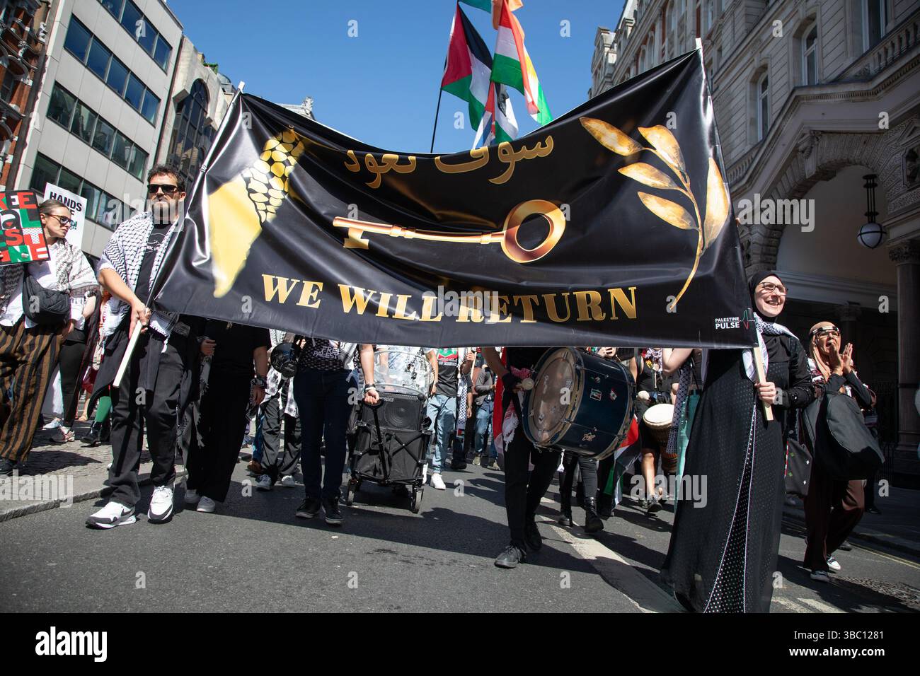 Londres, Angleterre, Royaume-Uni. 17 mai 2025. Des centaines de milliers de personnes ont défilé dans le centre de Londres pour marquer le 77e anniversaire de la Nakba et pour protester contre les ventes d’armes britanniques à Israël organisées par la Palestine Solidarity Campaign, la manifestation a appelé à la fin du blocus de l’aide à Gaza et du nettoyage ethnique des Palestiniens. Crédit :Kiki Streitberger/Alamy Live News Banque D'Images
