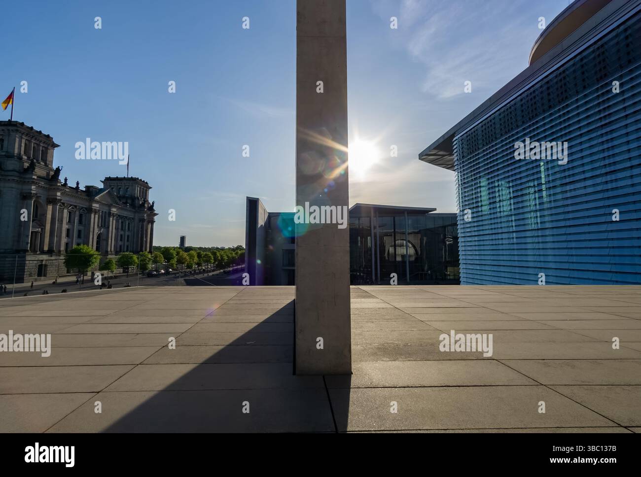 Le Reichstag d’Erlin et la bibliothèque du Bundestag allemand apparaissent divisés par un mur, avec un soleil spectaculaire et une architecture moderne. Banque D'Images