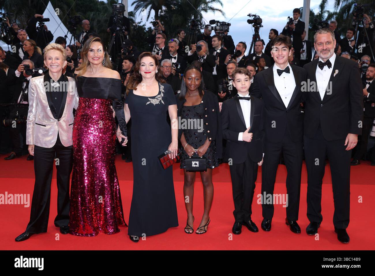 Cannes, France. 17 mai 2025. Lauran Bromley, Mariska Hargitay, Trish Adlesic, Amaya Josephine Hermann, Andrew Nicolas Hermann, août Miklos Friedrich Hermann et Peter Hermann assistent au tapis rouge « Die My Love » lors du 78e Festival de Cannes au Palais des Festivals le 17 mai 2025 à Cannes, France. Photo de Jerome domine/ABACAPRESS.COM crédit : Abaca Press/Alamy Live News Banque D'Images