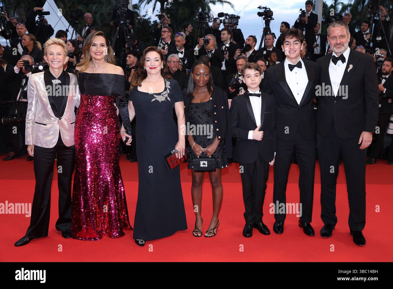 Cannes, France. 17 mai 2025. Lauran Bromley, Mariska Hargitay, Trish Adlesic, Amaya Josephine Hermann, Andrew Nicolas Hermann, août Miklos Friedrich Hermann et Peter Hermann assistent au tapis rouge « Die My Love » lors du 78e Festival de Cannes au Palais des Festivals le 17 mai 2025 à Cannes, France. Photo de Jerome domine/ABACAPRESS.COM crédit : Abaca Press/Alamy Live News Banque D'Images