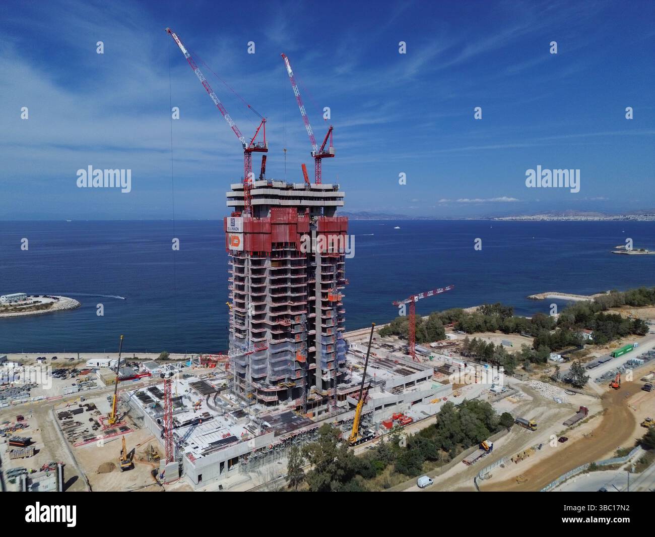 Athènes, Grèce, 15 mai 2025. Dans une vue aérienne, la construction du plus haut gratte-ciel résidentiel en bord de mer de la Méditerranée connu sous le nom de « Riviera Tower » est en cours. Le 'Ellinikon' est un projet immobilier de luxe pour les super-riches et les étrangers, avec la construction du gratte-ciel de 200 mètres de haut de 50 étages, situé à seulement 6 miles de l'ancienne Acropole. Crédit : Dimitris Aspiotis/Alamy Banque D'Images